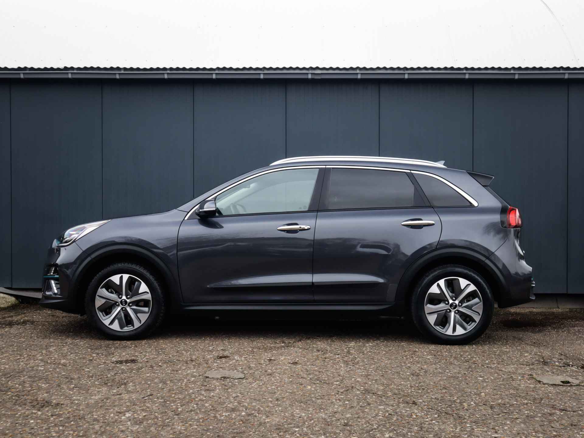 Kia e-Niro ExecutiveLine 64 kWh (204 PK) 1e-Eig, Kia-Dealer-Onderh, 12-Mnd-BOVAG, NL-Auto, Trekhaak, Leer, Navigatie/Apple-Carplay/Android-Auto, Adaptive-Cruisecontrol, Keyless-Entry/Start, Parkeersensoren-V+A, Achteruitrijcamera, DAB, Premium-Audio, Stoelverwarming-V+A, Gevent.-Voorstoelen, Stuurverwarming, Lm-Velgen-17Inch, Privacy-Glas - 13/47