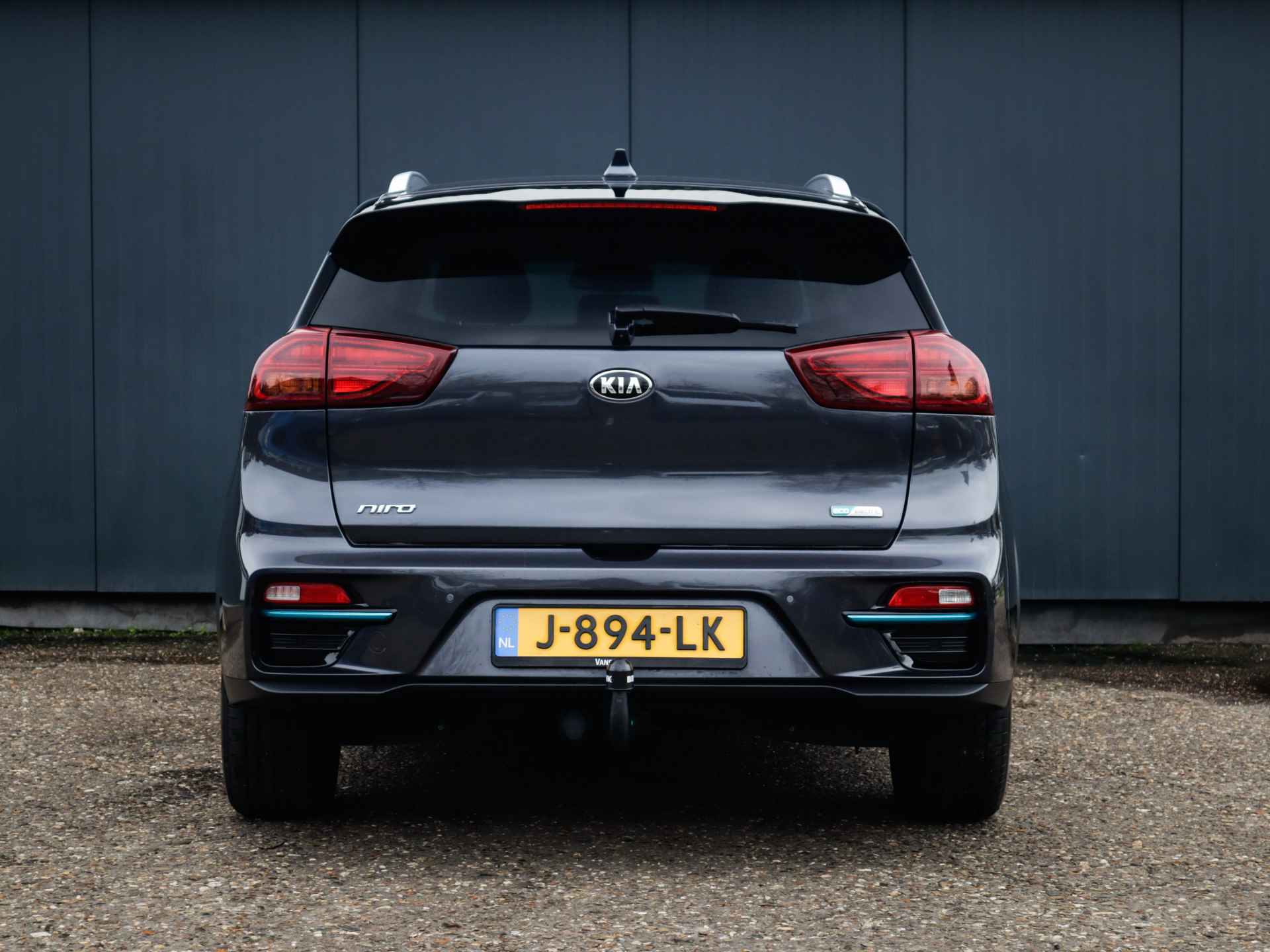 Kia e-Niro ExecutiveLine 64 kWh (204 PK) 1e-Eig, Kia-Dealer-Onderh, 12-Mnd-BOVAG, NL-Auto, Trekhaak, Leer, Navigatie/Apple-Carplay/Android-Auto, Adaptive-Cruisecontrol, Keyless-Entry/Start, Parkeersensoren-V+A, Achteruitrijcamera, DAB, Premium-Audio, Stoelverwarming-V+A, Gevent.-Voorstoelen, Stuurverwarming, Lm-Velgen-17Inch, Privacy-Glas - 16/47