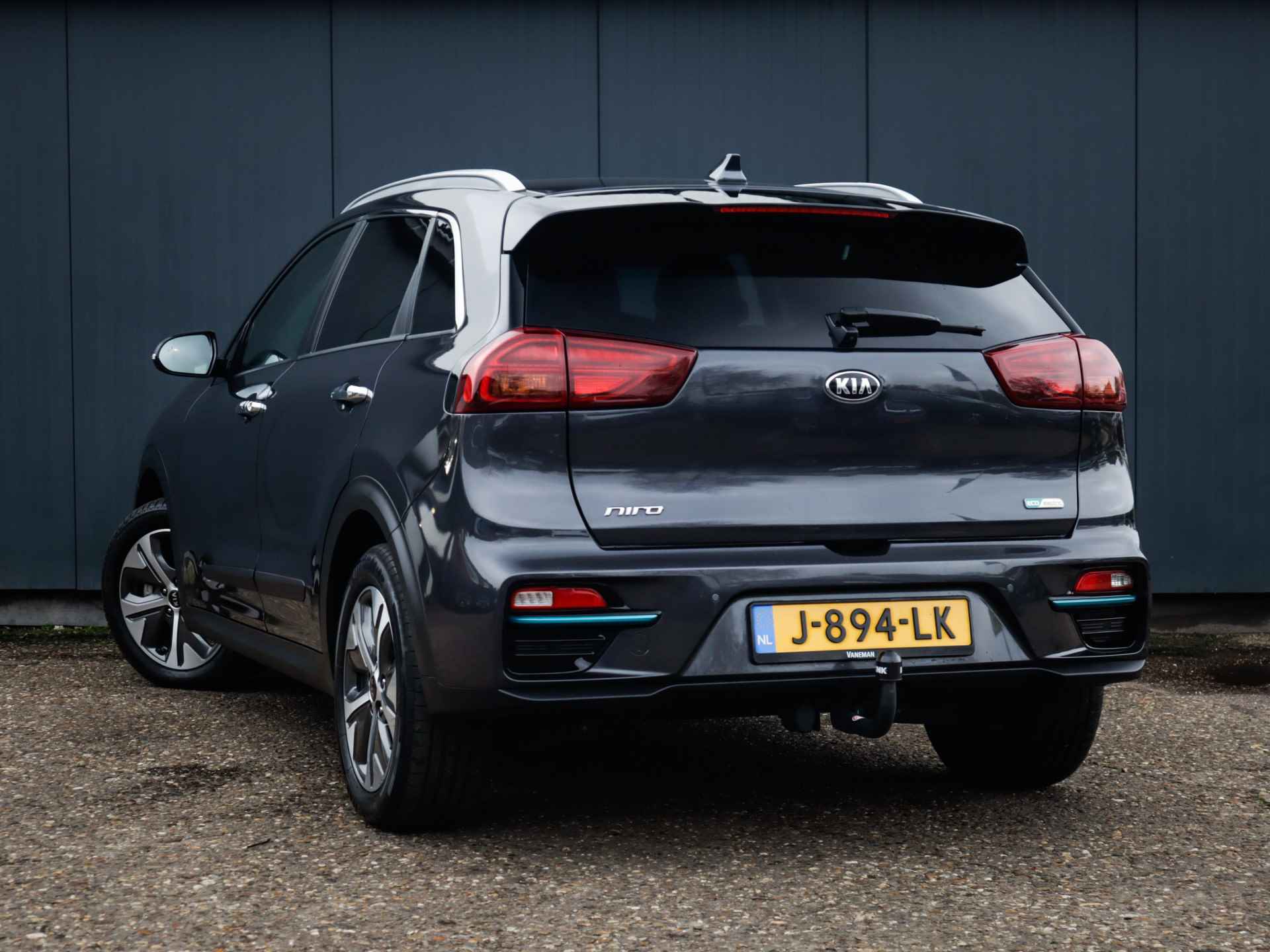 Kia e-Niro ExecutiveLine 64 kWh (204 PK) 1e-Eig, Kia-Dealer-Onderh, 12-Mnd-BOVAG, NL-Auto, Trekhaak, Leer, Navigatie/Apple-Carplay/Android-Auto, Adaptive-Cruisecontrol, Keyless-Entry/Start, Parkeersensoren-V+A, Achteruitrijcamera, DAB, Premium-Audio, Stoelverwarming-V+A, Gevent.-Voorstoelen, Stuurverwarming, Lm-Velgen-17Inch, Privacy-Glas - 17/47