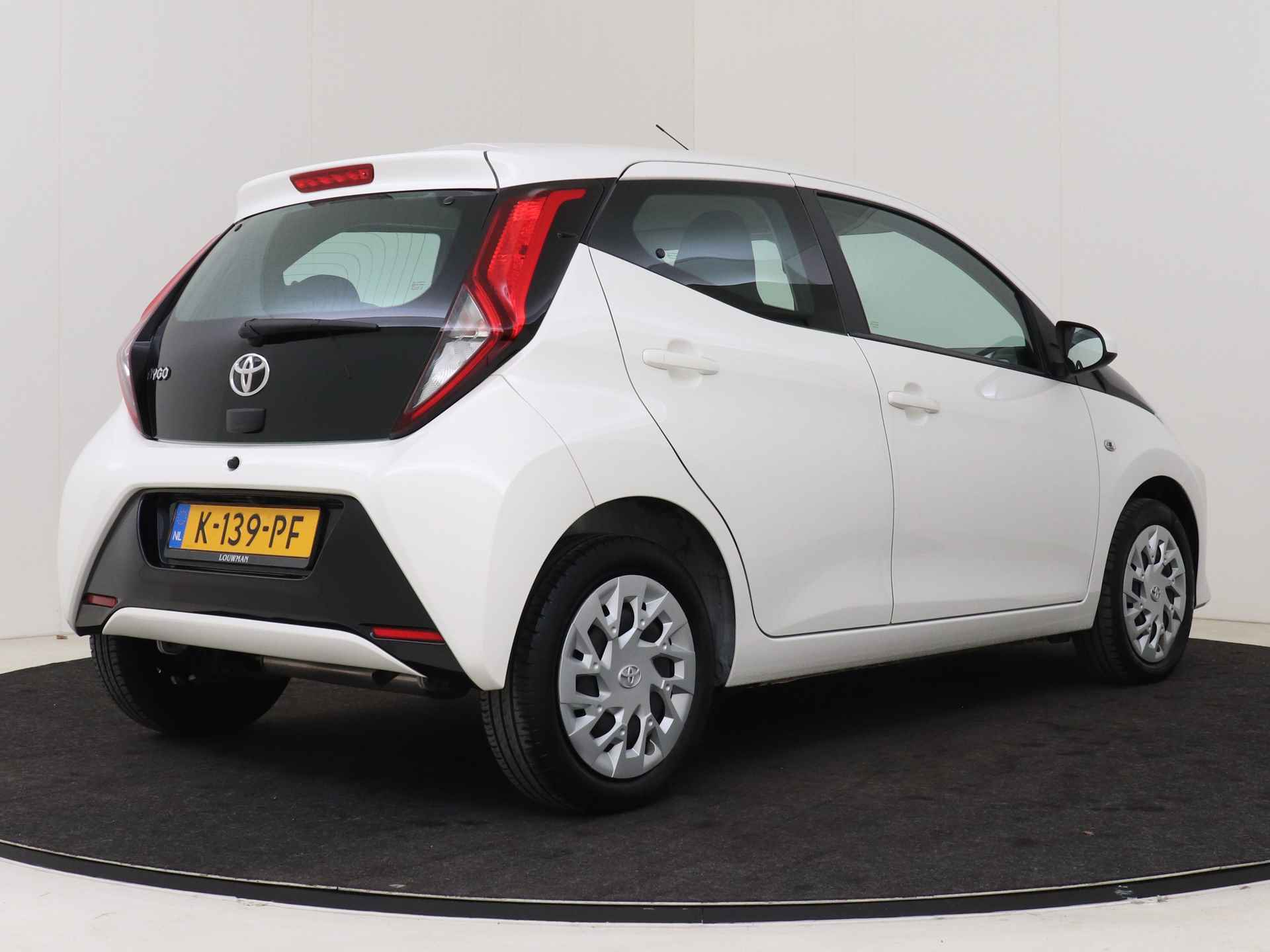 Toyota Aygo 1.0 VVT-i x-play I Airco I 5 Deurs I Zuinig I Camera I 1e Eigenaar I Volledig LOUWMAN Onderhouden I Apple Carplay/Android Auto I - 3/44