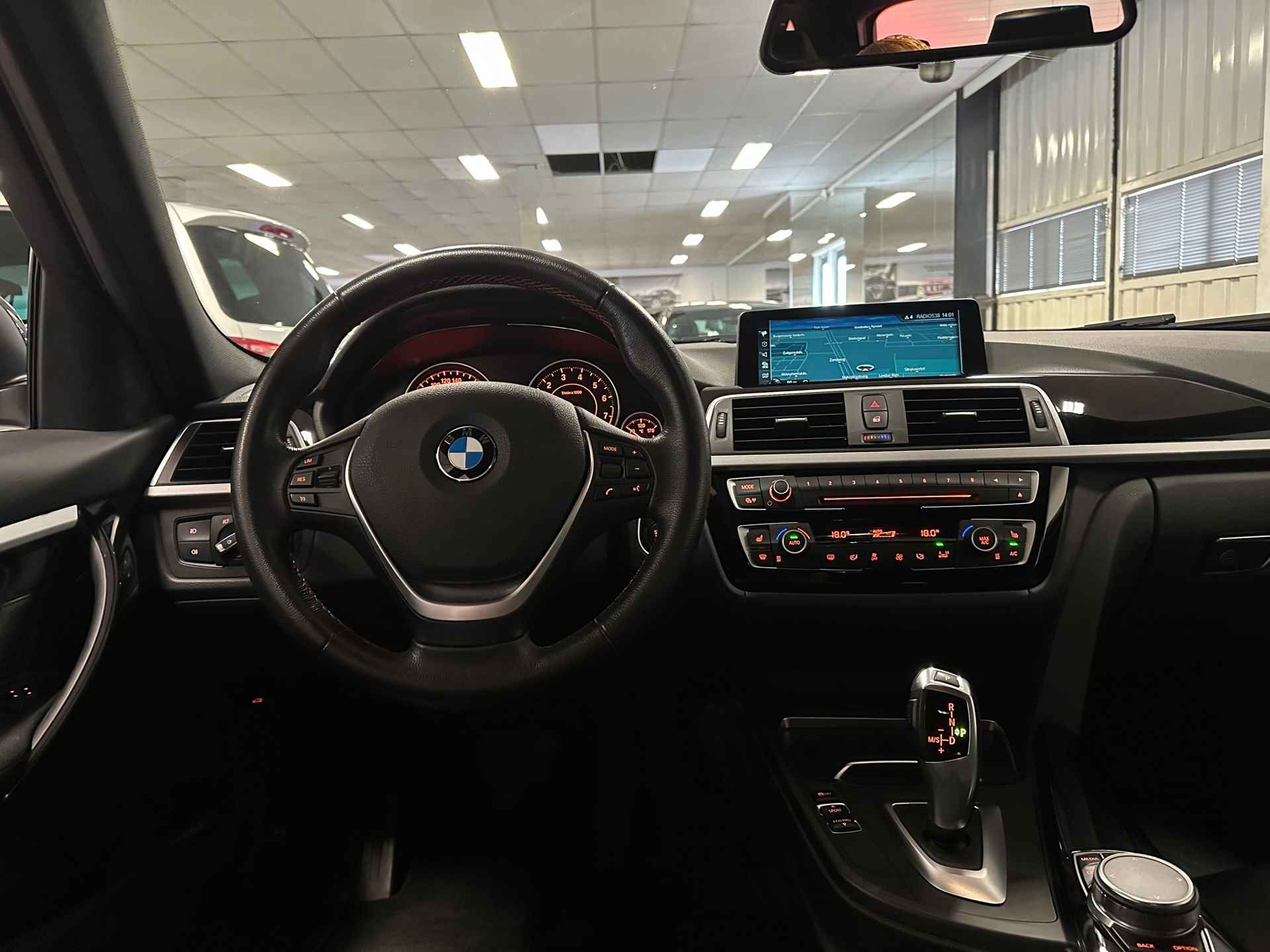 BMW 3-serie Touring 320i High Executive * Automaat / Leder / Navigatie / 18" LM Velgen / NL Auto * - 22/24