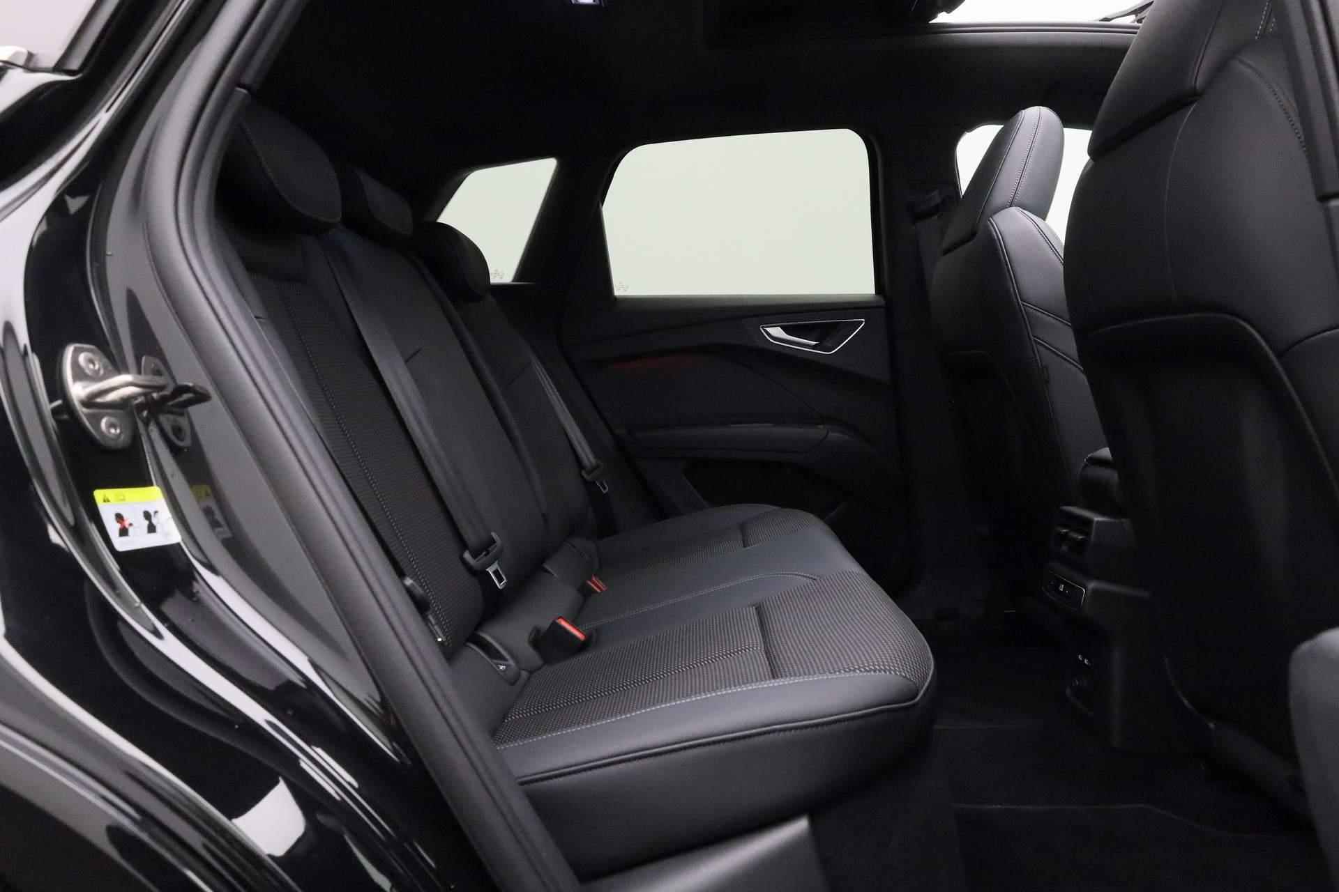 Audi Q4 e-tron 40 S edition 77 kWh 204PK | Warmtepomp | Pano | Trekhaak | Matrix LED | Camera | 20 inch | ACC - 42/46