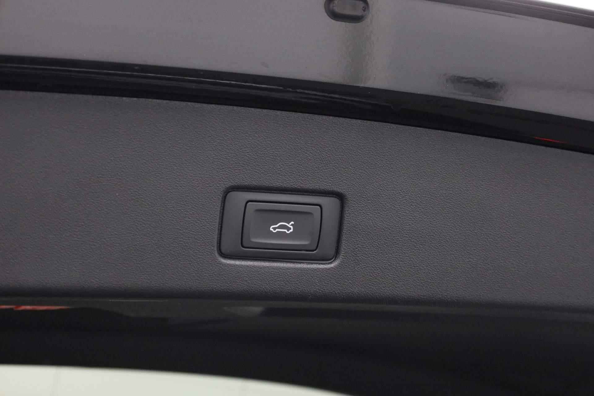 Audi Q4 e-tron 40 S edition 77 kWh 204PK | Warmtepomp | Pano | Trekhaak | Matrix LED | Camera | 20 inch | ACC - 44/46