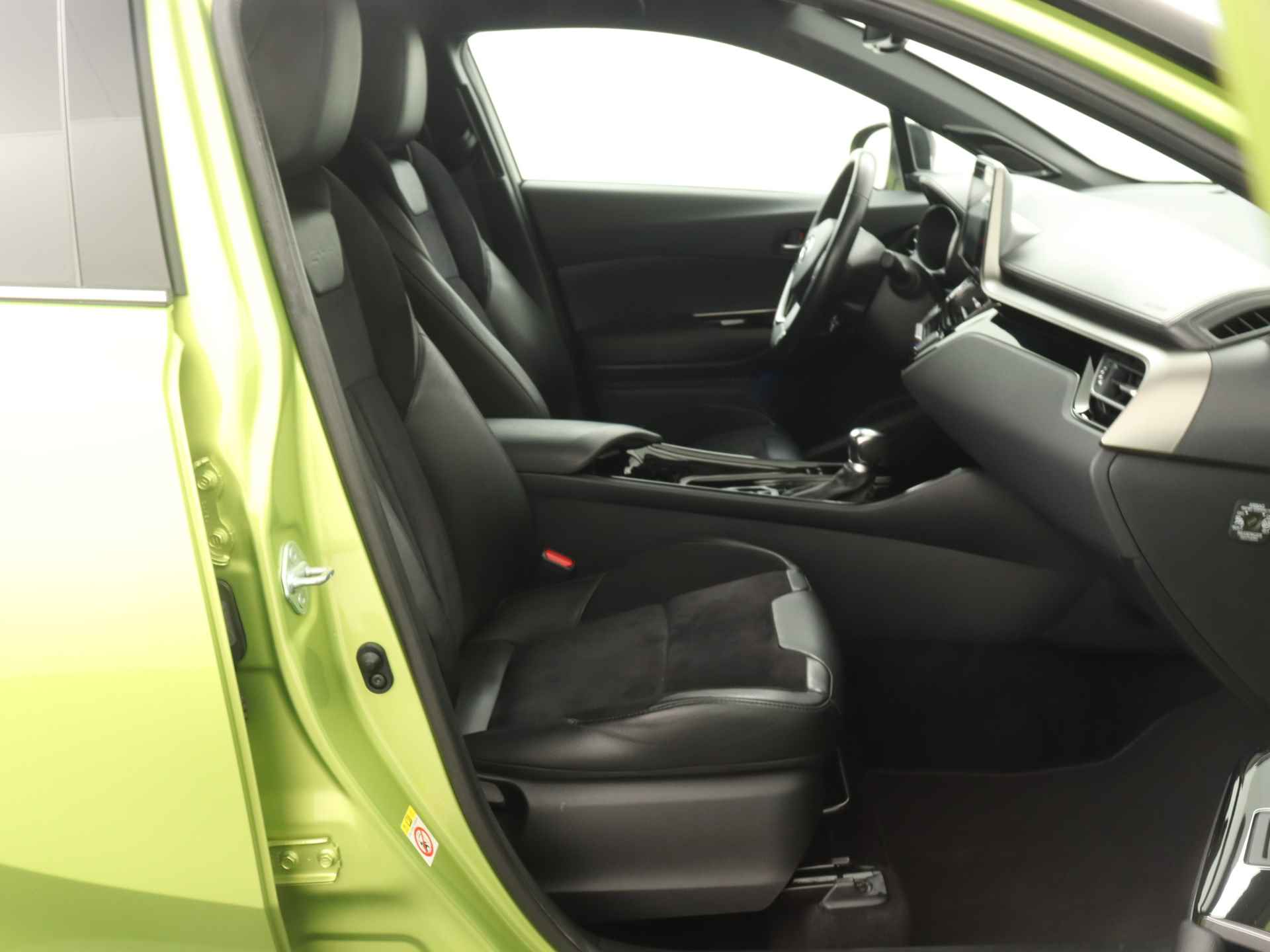 Toyota C-HR 1.8 Hybrid Neon Lime Edition Limited | JBL | Parkeersensoren | Stuur-/Stoelverwarming | LED | Camera | LM velgen | Climate Control | Cruise Control Adaptief | Dodehoek Detectie | - 31/46