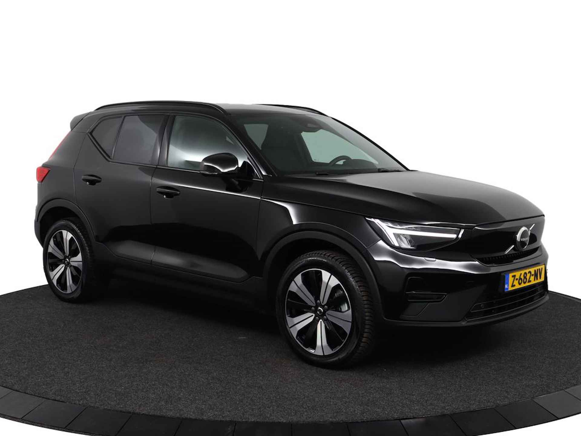 Volvo XC40 Recharge Core 70 kWh | Sepp Subsidie | Verwarmde voorstoelen en stuurwiel | Parkeerverwarming met timer | High Performance audio | All season banden | - 15/55