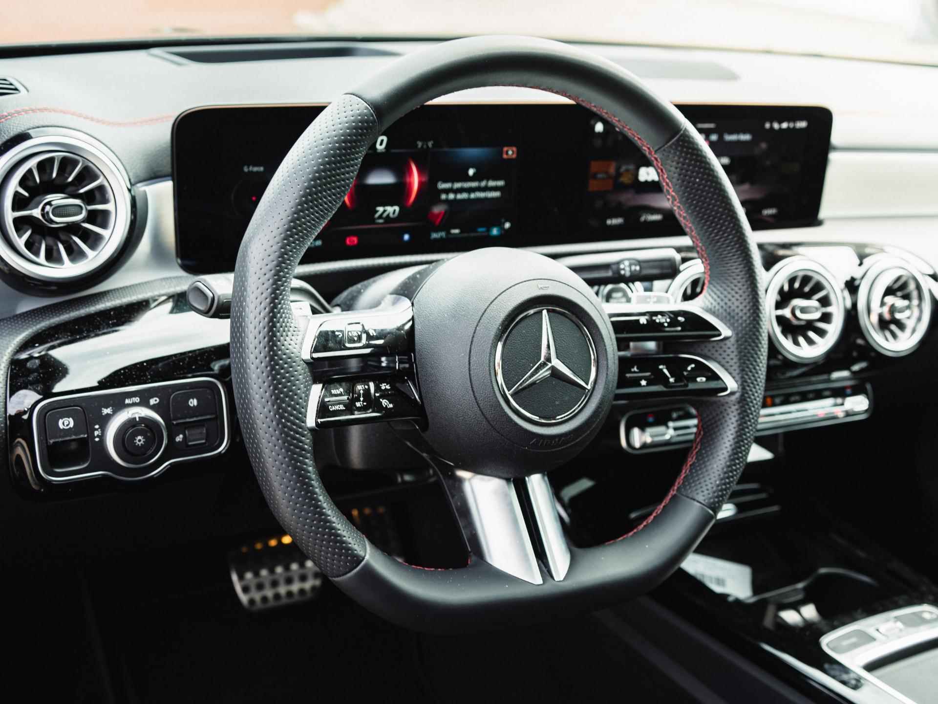 Mercedes-Benz CLA-klasse 180 Coupe Star Edition AMG-Line / Stoelverwarming / Achteruitrijcamera / Panaroma-schuifdak / Memory-Stoelen / Night-Pakket / - 6/9