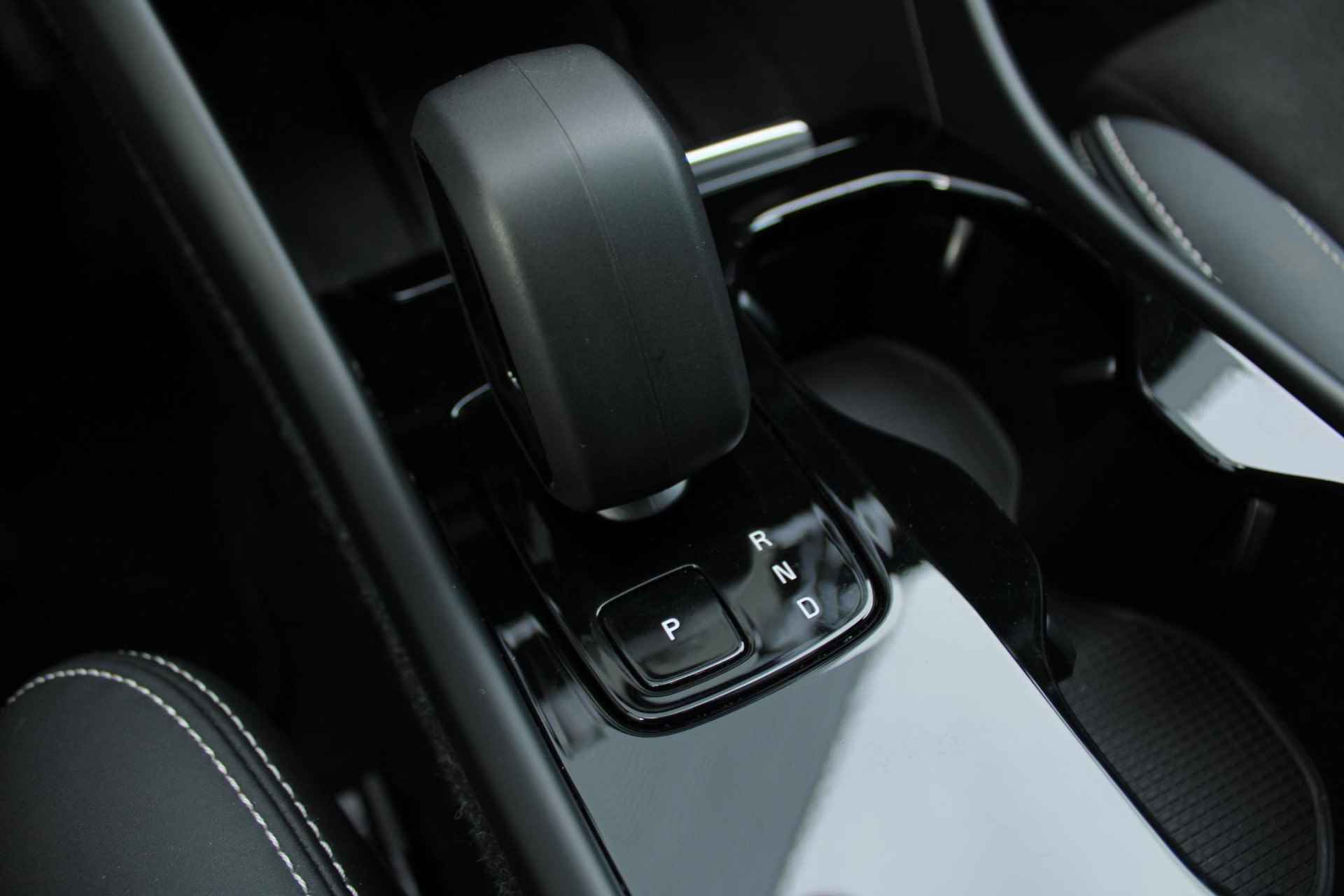 Volvo C40 Recharge Twin Intro Edition 78 kWh Harman/Kardon audiosysteem, Panoramisch dak, Elektrisch verstelbare voorstoelen met geheugenfunctie, 360 graden camera, PIXEL koplampen, Trekhaak Semi-Elektrisch - 29/34