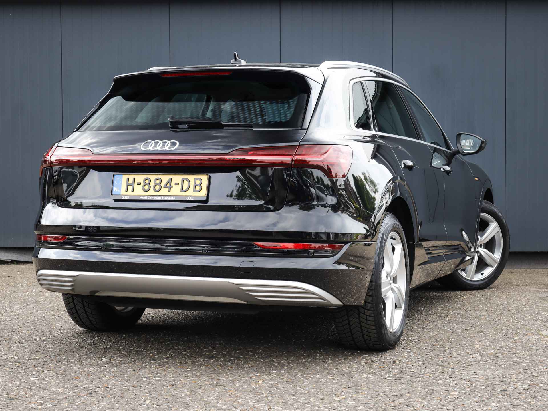 Audi e-tron E-tron 50 Quattro Launch Edition Plus 71 kWh (315 PK) 2e-Eig, Audi-Dealer-Onderh, 12-Mnd-BOVAG, NL-Auto, Panoramadak, Navigatie/Apple-Carplay/Android-Auto, Adaptive-Cruisecontrol, Keyless-Entry/Start, Parkeersensoren-V+A+Zij, Privacy-Glas - 4/42