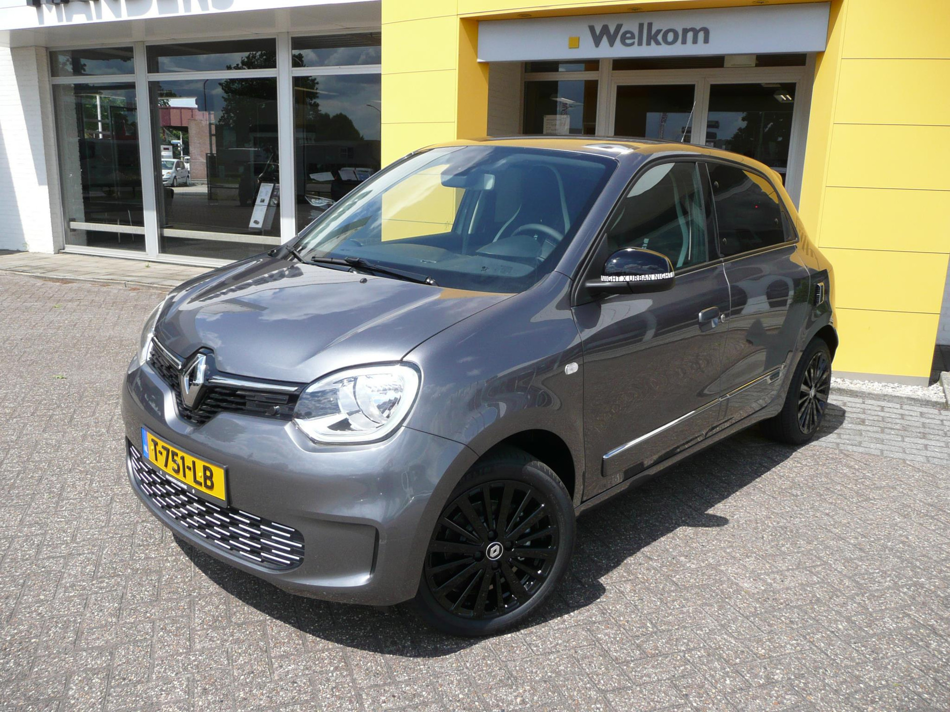 Renault Twingo Z.E. R80 E-Tech Urban Night € 17.945 NA SUBSIDIE! / NOV-22/ LANE WARNING/ STOELVERWARMING/ DRAADLOZE GSM LADER/ PARK ASSIST/ ETC.. 10-2022! RIJKLAAR