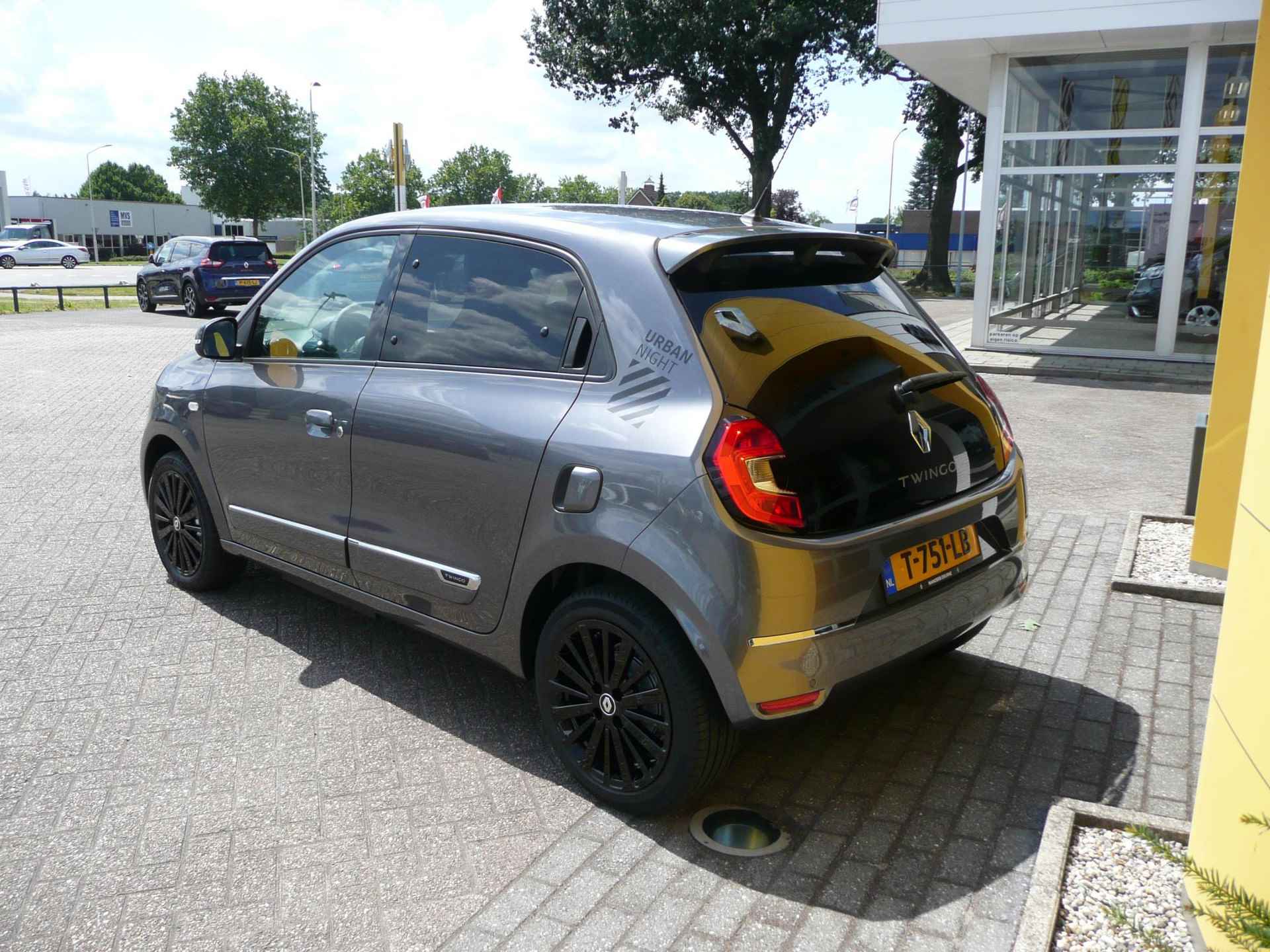 Renault Twingo Z.E. R80 E-Tech Urban Night € 17.945 NA SUBSIDIE! / NOV-22/ LANE WARNING/ STOELVERWARMING/ DRAADLOZE GSM LADER/ PARK ASSIST/ ETC.. 10-2022! RIJKLAAR - 9/50