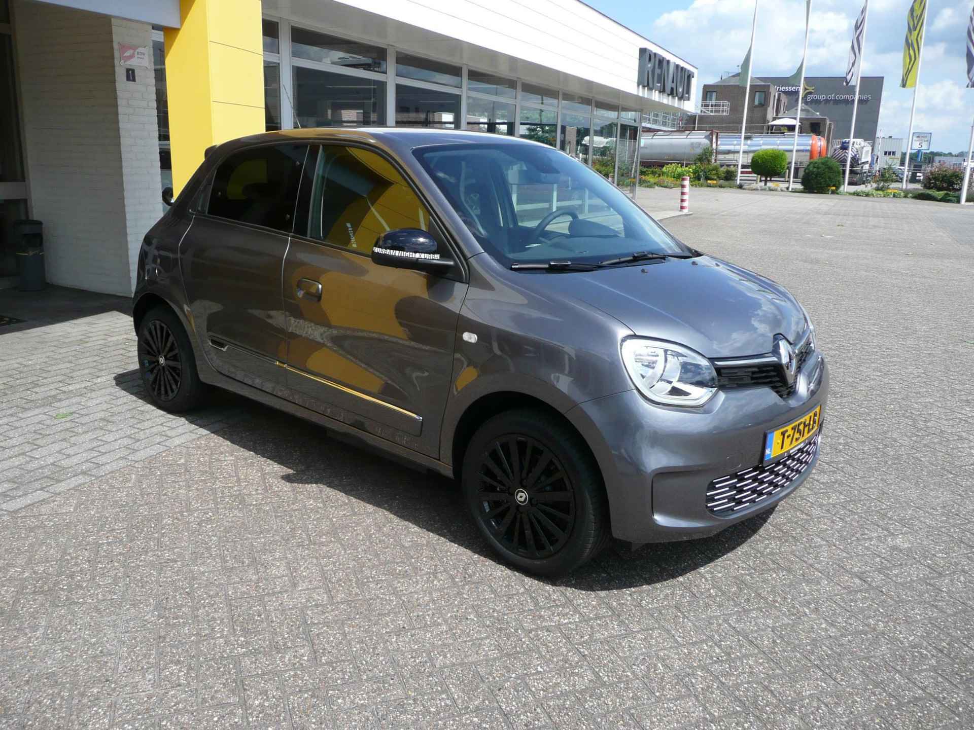 Renault Twingo Z.E. R80 E-Tech Urban Night € 17.945 NA SUBSIDIE! / NOV-22/ LANE WARNING/ STOELVERWARMING/ DRAADLOZE GSM LADER/ PARK ASSIST/ ETC.. 10-2022! RIJKLAAR - 14/50