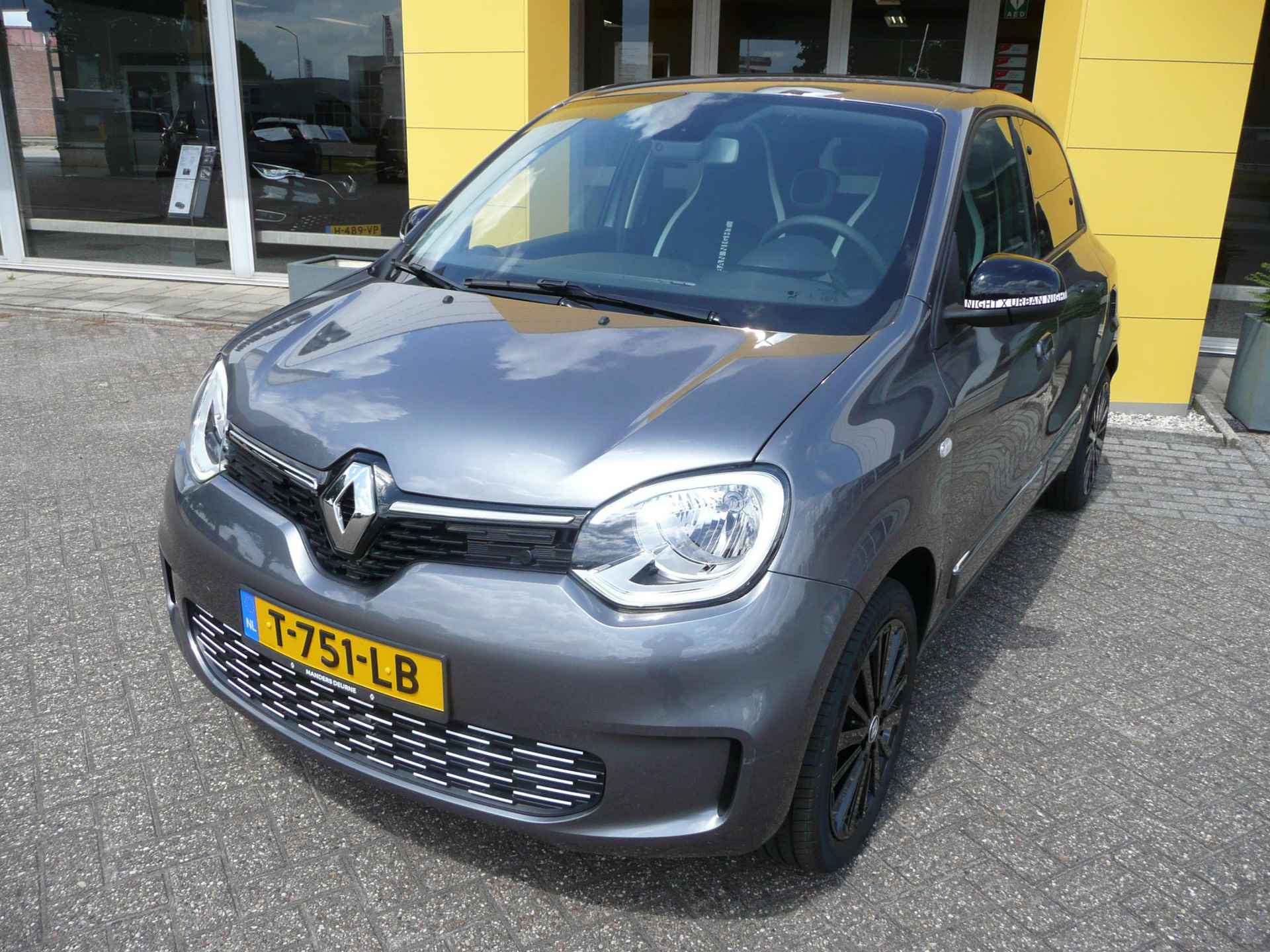 Renault Twingo Z.E. R80 E-Tech Urban Night € 17.945 NA SUBSIDIE! / NOV-22/ LANE WARNING/ STOELVERWARMING/ DRAADLOZE GSM LADER/ PARK ASSIST/ ETC.. 10-2022! RIJKLAAR - 17/50