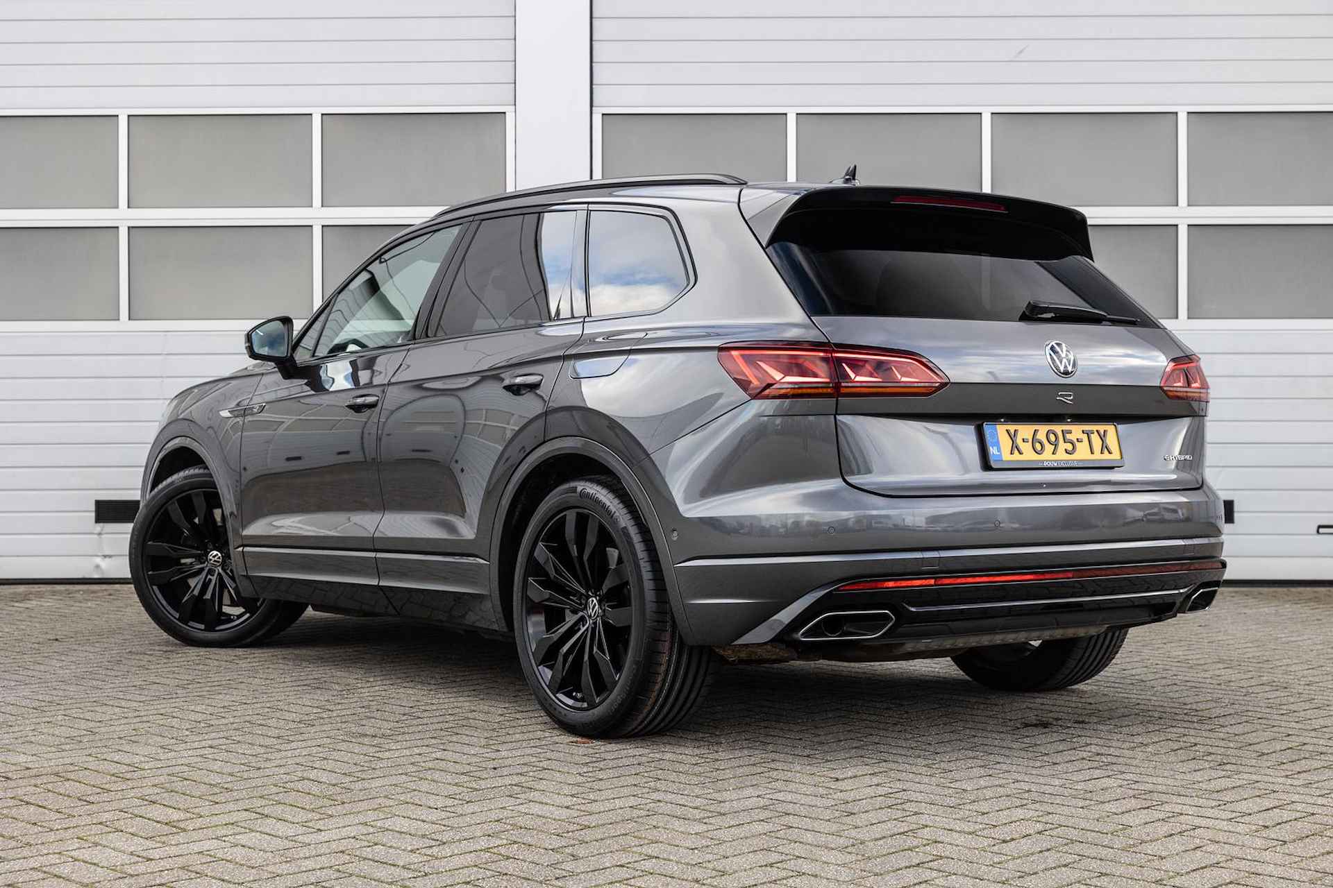 Volkswagen Touareg R 3.0 TSI 462pk eHybrid 4MOTION | SoH 92% | Trekhaak | Panoramadak | Luchtvering | 360 Camera | Klasse 5 Alarm - 14/60