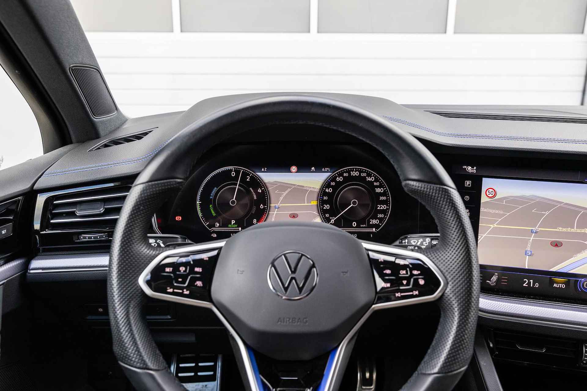 Volkswagen Touareg R 3.0 TSI 462pk eHybrid 4MOTION | SoH 92% | Trekhaak | Panoramadak | Luchtvering | 360 Camera | Klasse 5 Alarm - 45/60