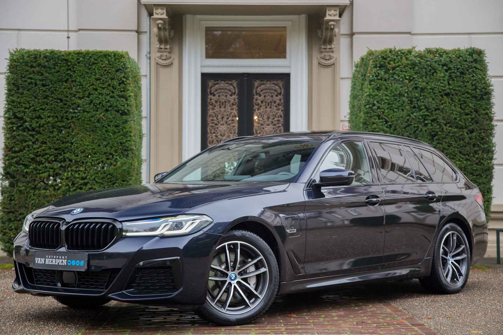 BMW 5-serie Touring 530e xDrive M-Sport Pano | H&K | Laser | HUD | ACC | ZEER LUXE - 1/65