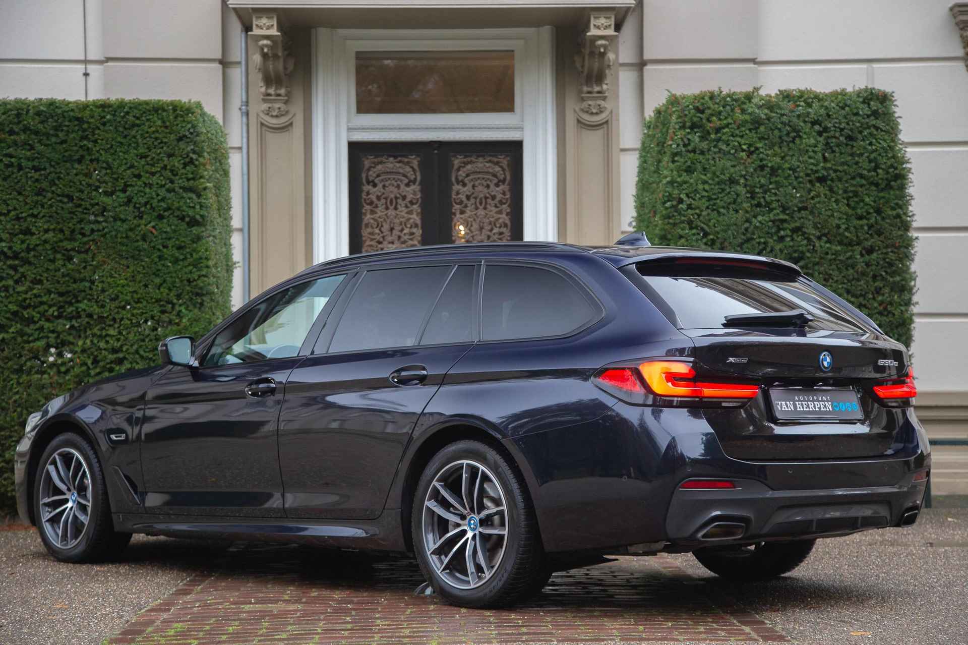 BMW 5-serie Touring 530e xDrive M-Sport Pano | H&K | Laser | HUD | ACC | ZEER LUXE - 2/65