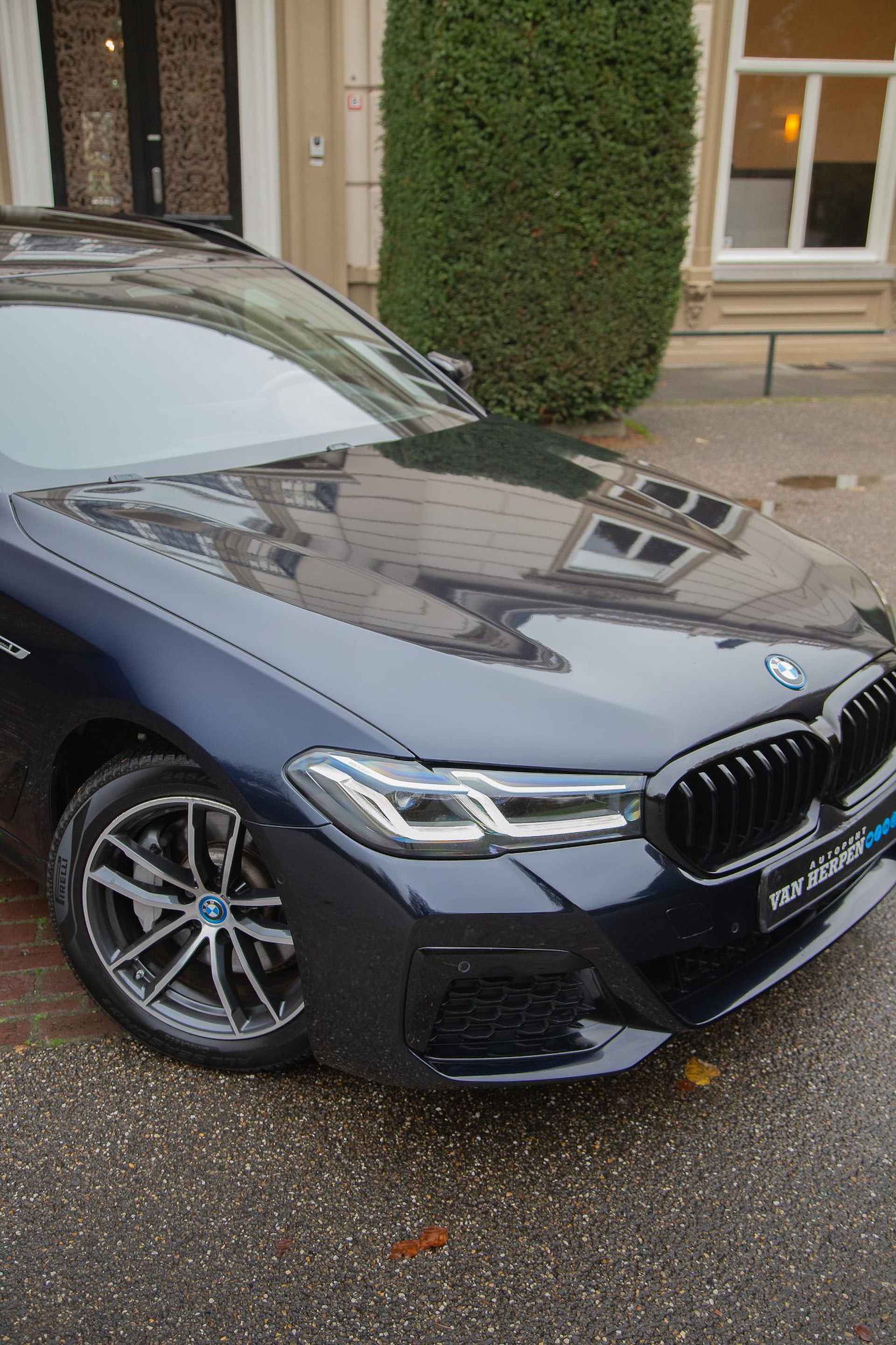 BMW 5-serie Touring 530e xDrive M-Sport Pano | H&K | Laser | HUD | ACC | ZEER LUXE - 61/65