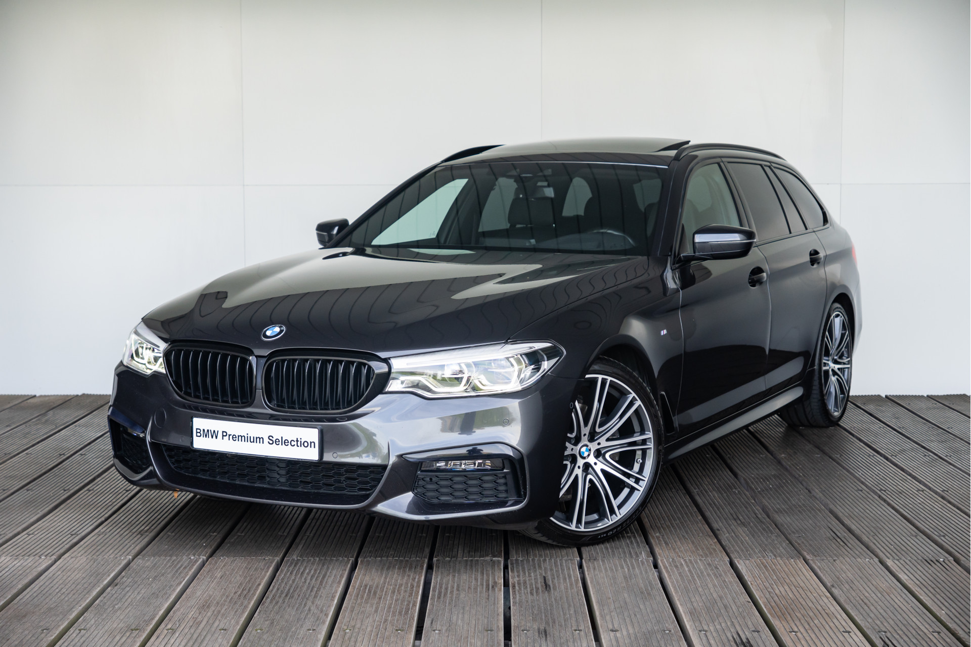 BMW 5 Serie Touring 520i / High Executive M Sportpakket Head Up Display / Glazen Panoramadak / 20inch / Achteruitrijcamera