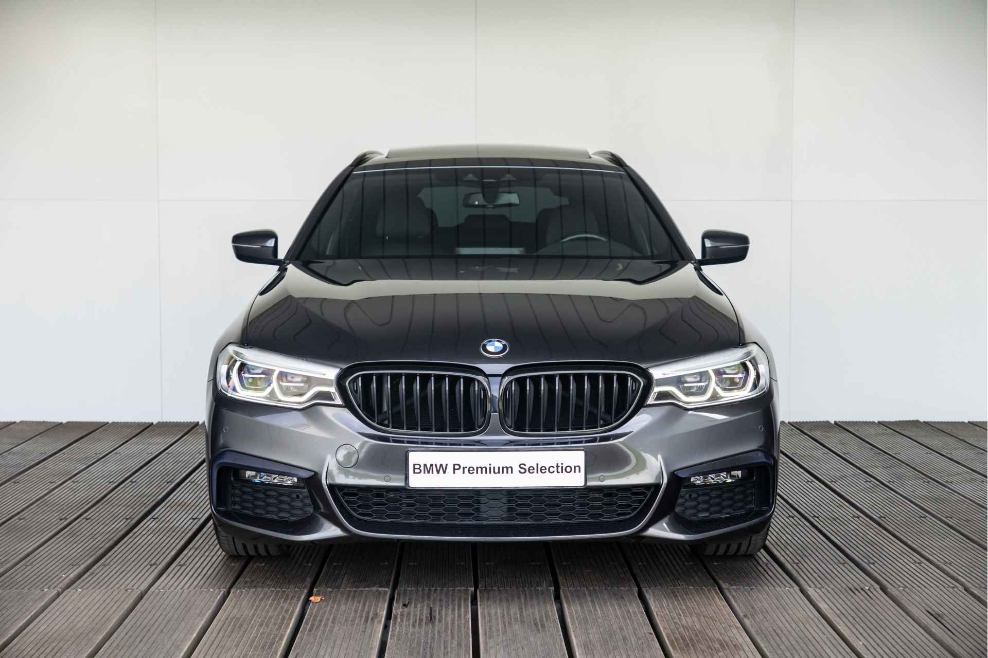 BMW 5 Serie Touring 520i / High Executive M Sportpakket Head Up Display / Glazen Panoramadak / 20inch / Achteruitrijcamera - 3/41