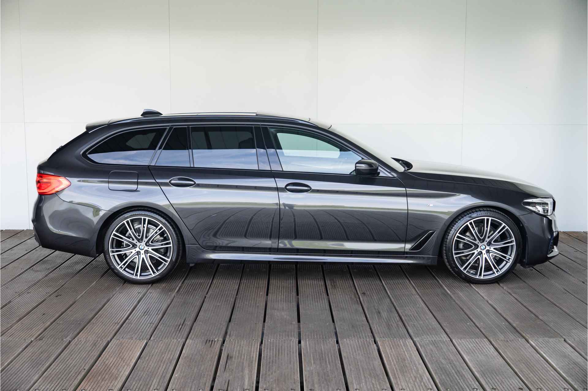 BMW 5 Serie Touring 520i / High Executive M Sportpakket Head Up Display / Glazen Panoramadak / 20inch / Achteruitrijcamera - 4/41
