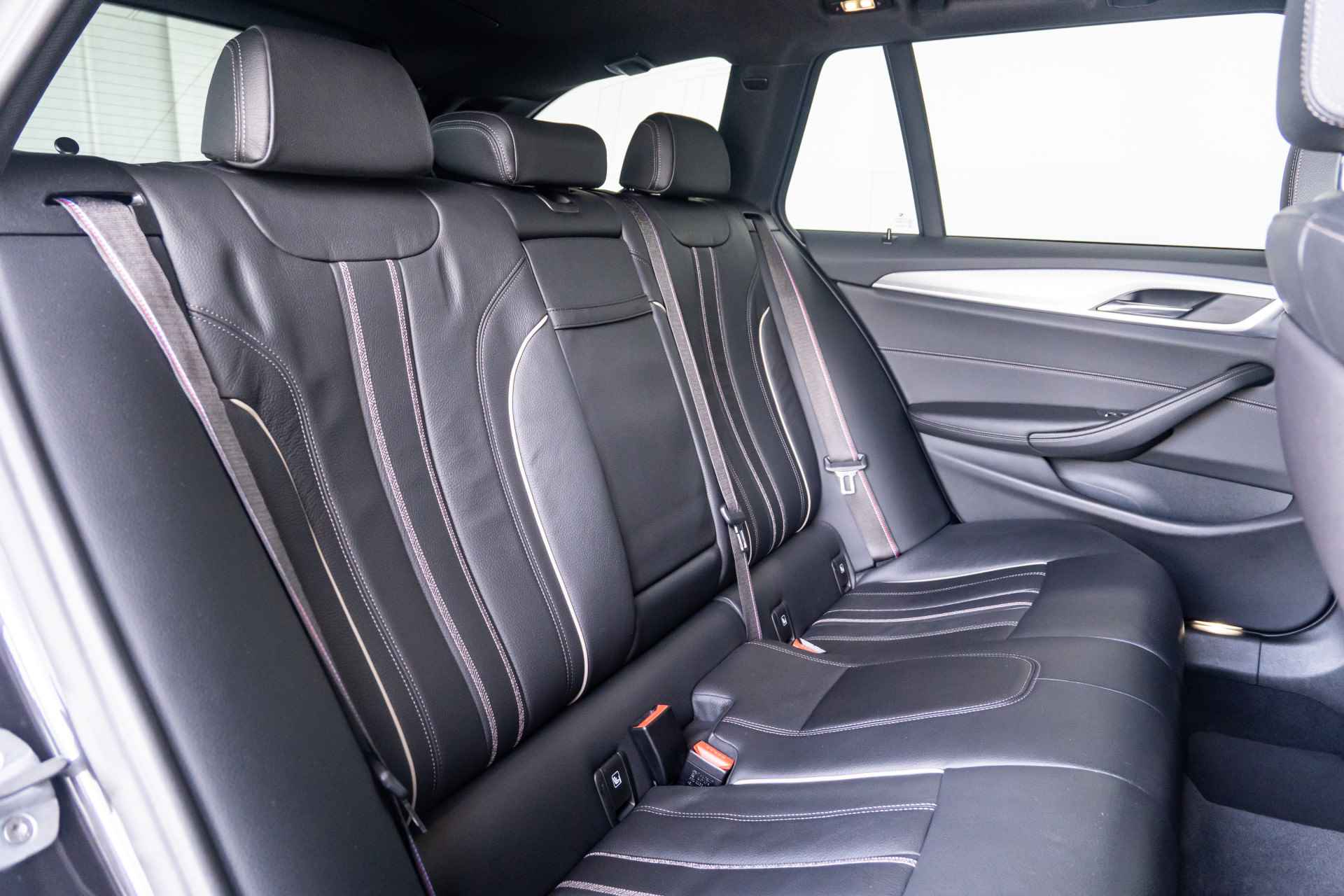 BMW 5 Serie Touring 520i / High Executive M Sportpakket Head Up Display / Glazen Panoramadak / 20inch / Achteruitrijcamera - 10/41