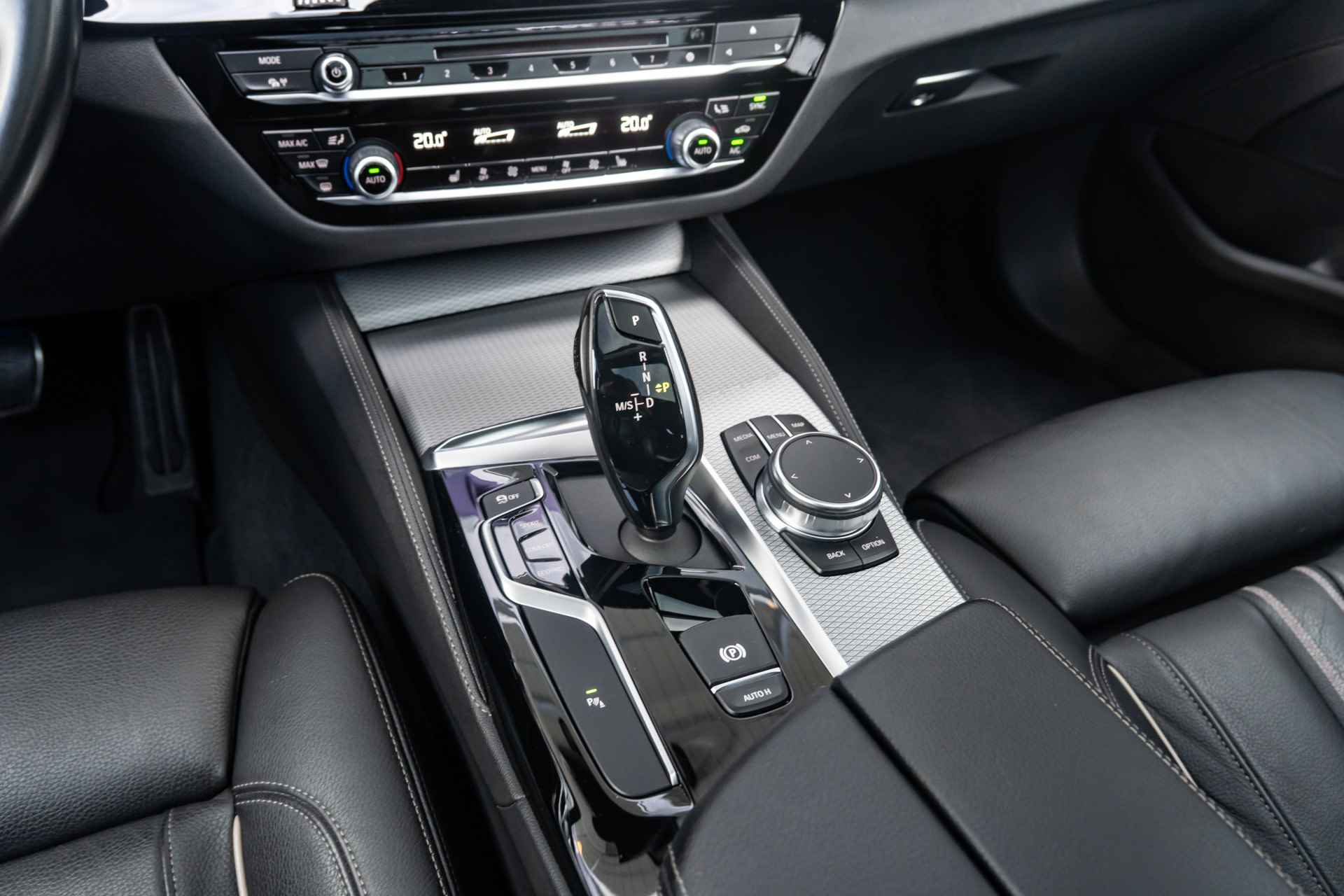 BMW 5 Serie Touring 520i / High Executive M Sportpakket Head Up Display / Glazen Panoramadak / 20inch / Achteruitrijcamera - 11/41