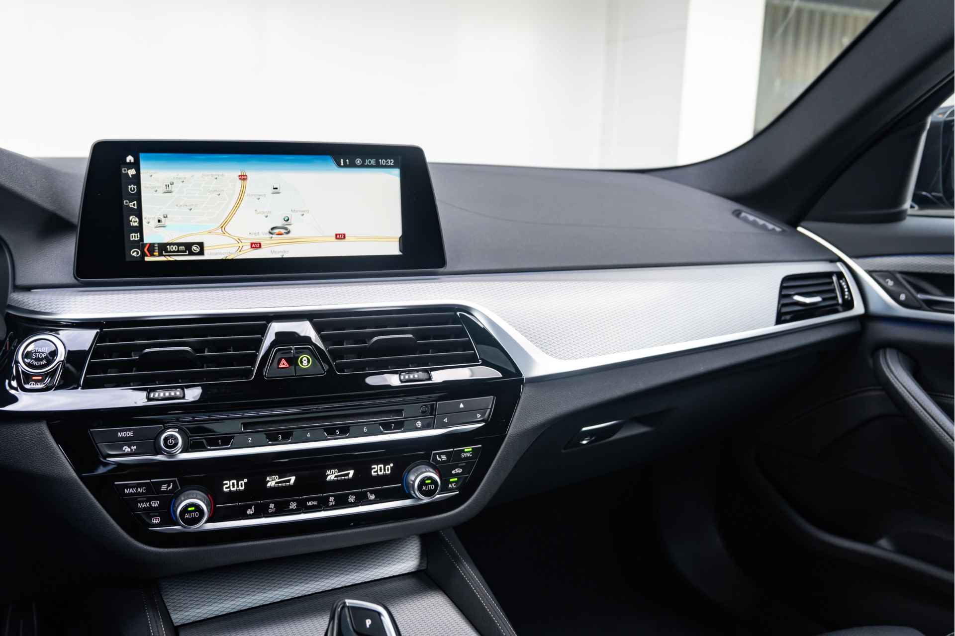 BMW 5 Serie Touring 520i / High Executive M Sportpakket Head Up Display / Glazen Panoramadak / 20inch / Achteruitrijcamera - 12/41