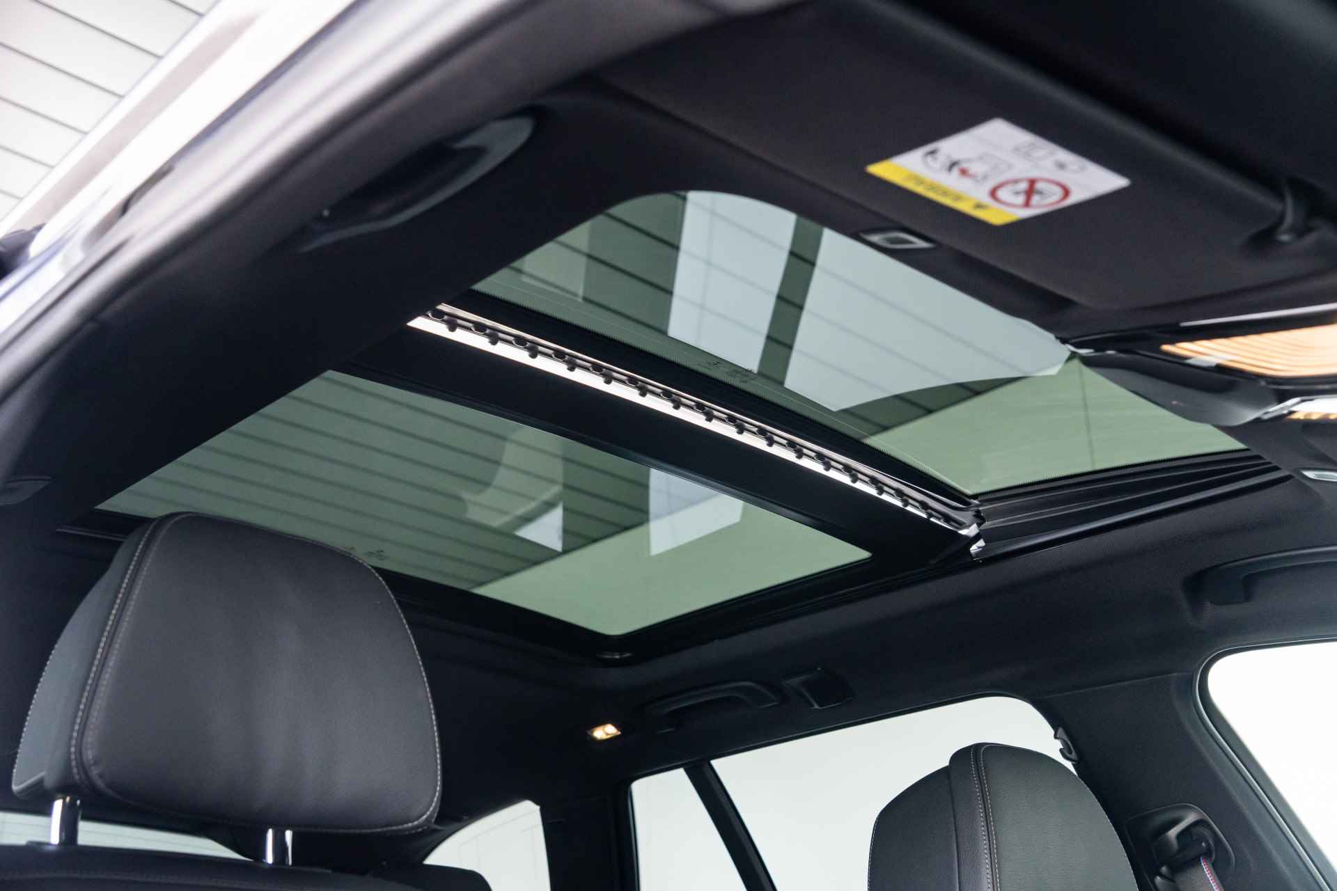 BMW 5 Serie Touring 520i / High Executive M Sportpakket Head Up Display / Glazen Panoramadak / 20inch / Achteruitrijcamera - 15/41