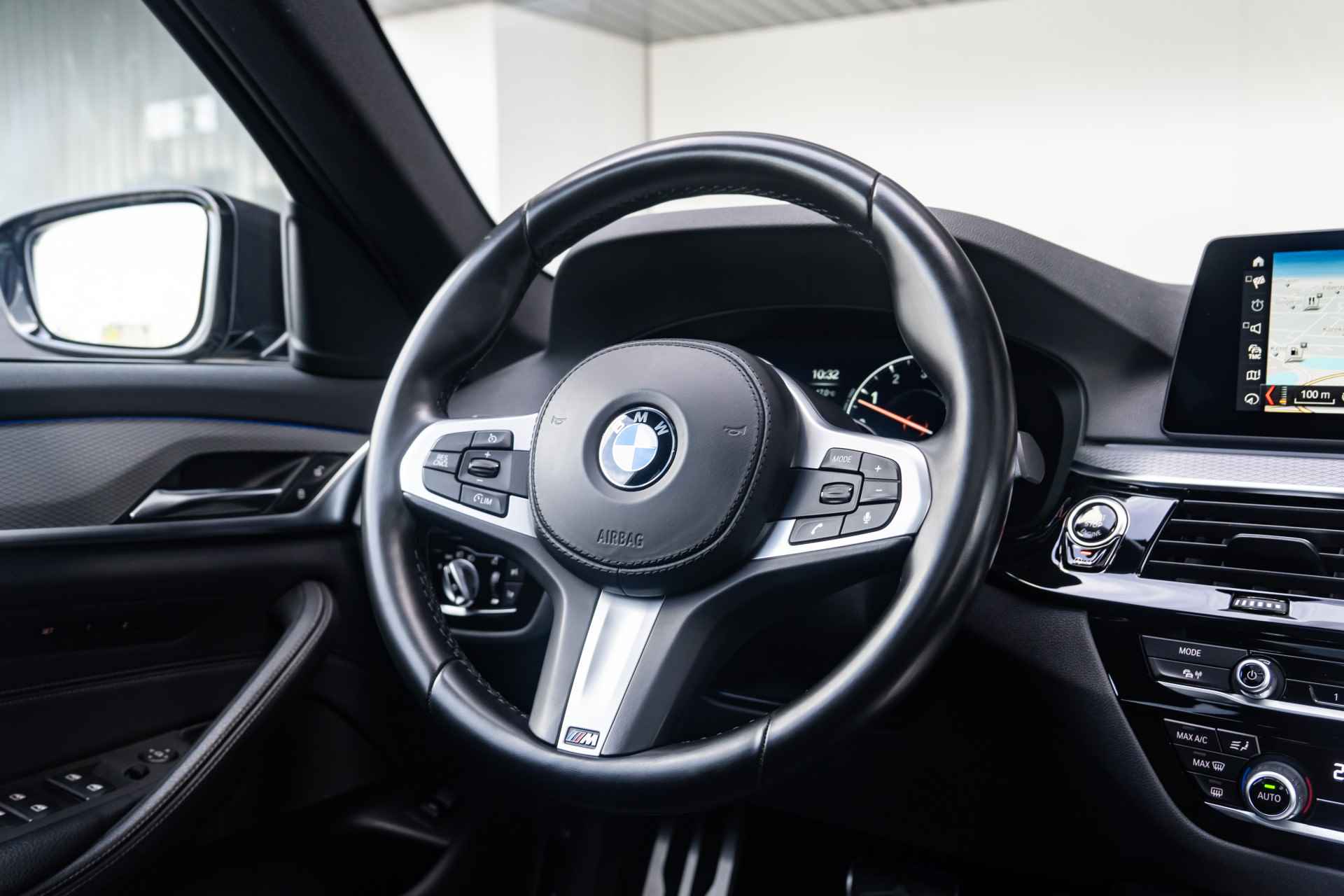 BMW 5 Serie Touring 520i / High Executive M Sportpakket Head Up Display / Glazen Panoramadak / 20inch / Achteruitrijcamera - 17/41