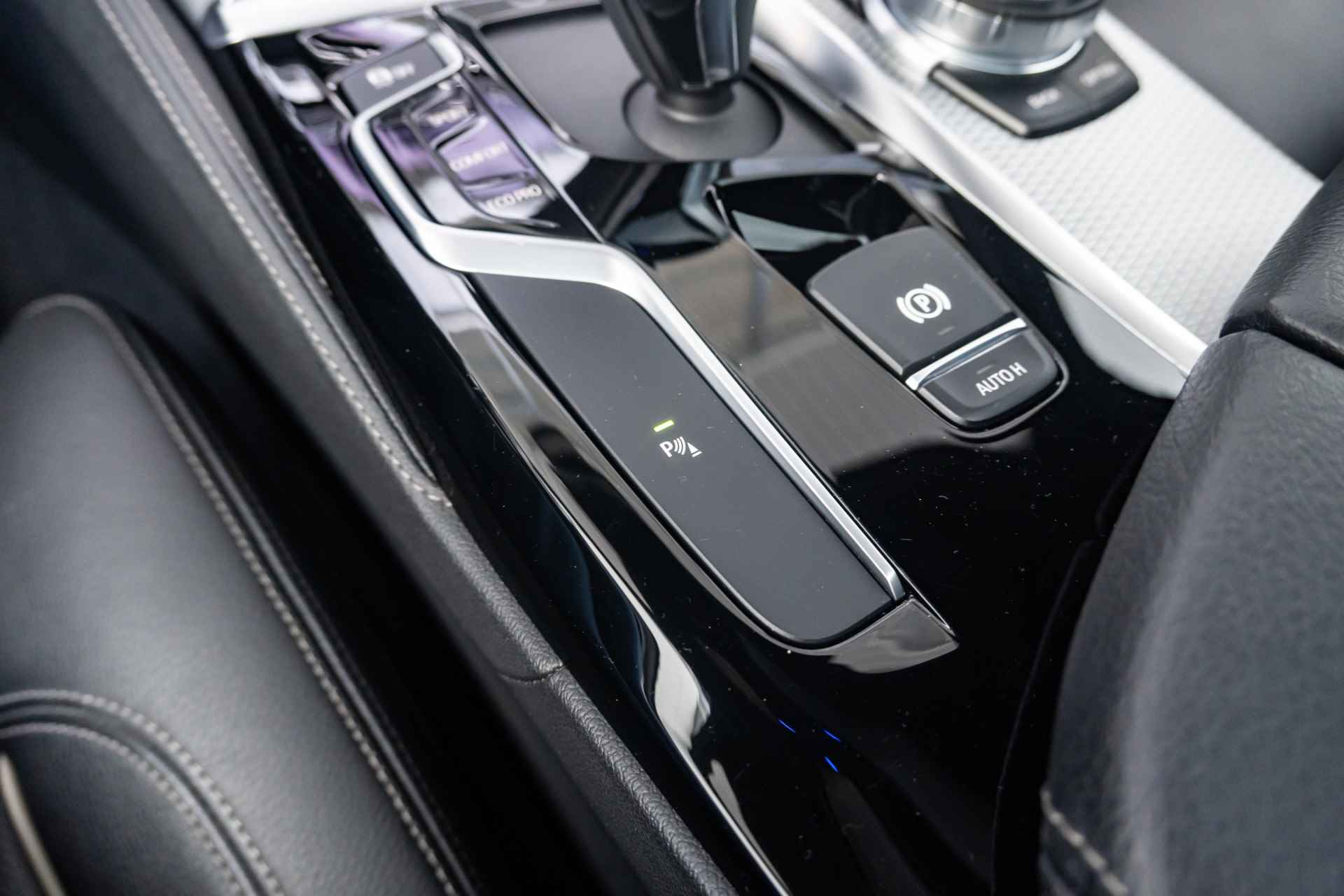 BMW 5 Serie Touring 520i / High Executive M Sportpakket Head Up Display / Glazen Panoramadak / 20inch / Achteruitrijcamera - 26/41