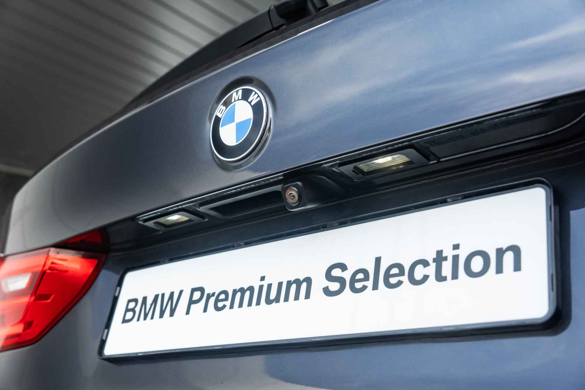 BMW 5 Serie Touring 520i / High Executive M Sportpakket Head Up Display / Glazen Panoramadak / 20inch / Achteruitrijcamera - 27/41