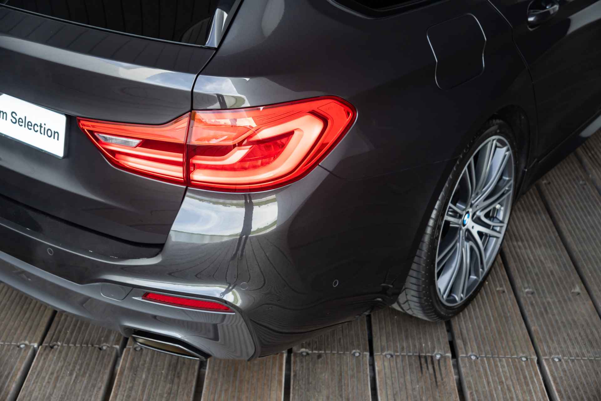 BMW 5 Serie Touring 520i / High Executive M Sportpakket Head Up Display / Glazen Panoramadak / 20inch / Achteruitrijcamera - 38/41