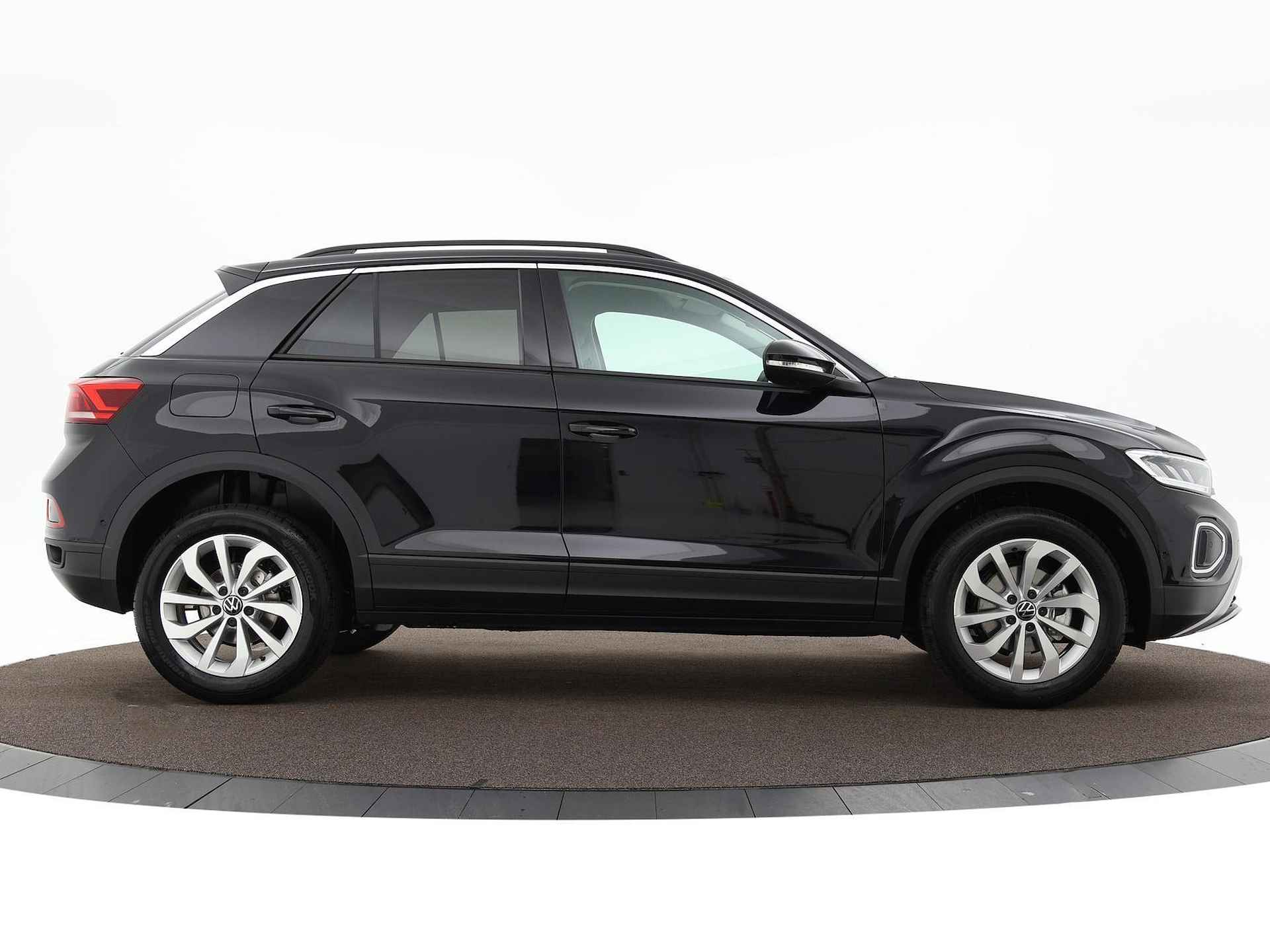 Volkswagen T-Roc Life Edition 1.0 TSI 116 pk 6 versn. Hand · Airconditioning automatisch, 2-zone(Climatronic) · Private lease € 528 per maand · MEGA Sale - 33/42