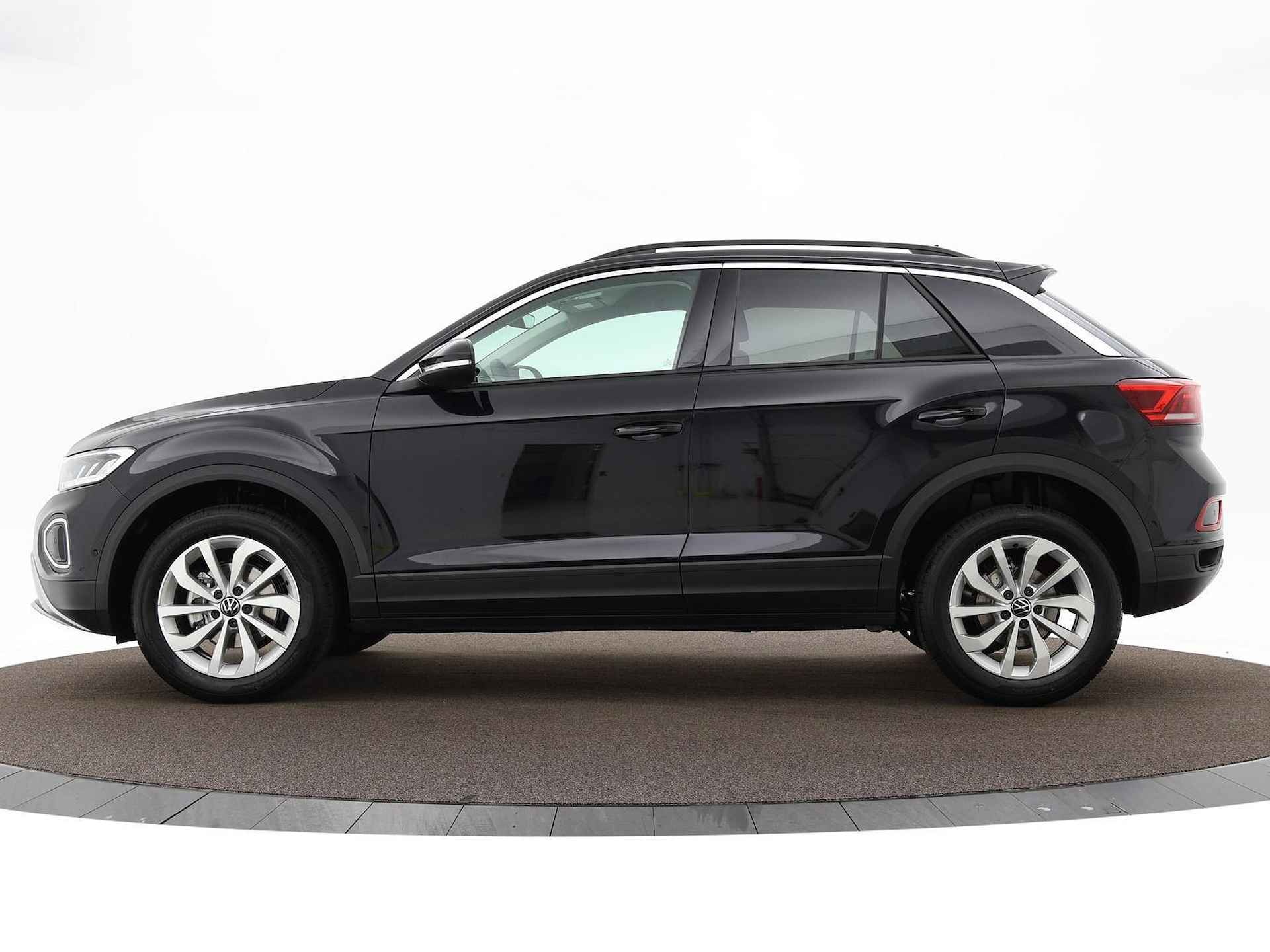 Volkswagen T-Roc Life Edition 1.0 TSI 116 pk 6 versn. Hand · Airconditioning automatisch, 2-zone(Climatronic) · Private lease € 528 per maand · MEGA Sale - 36/42