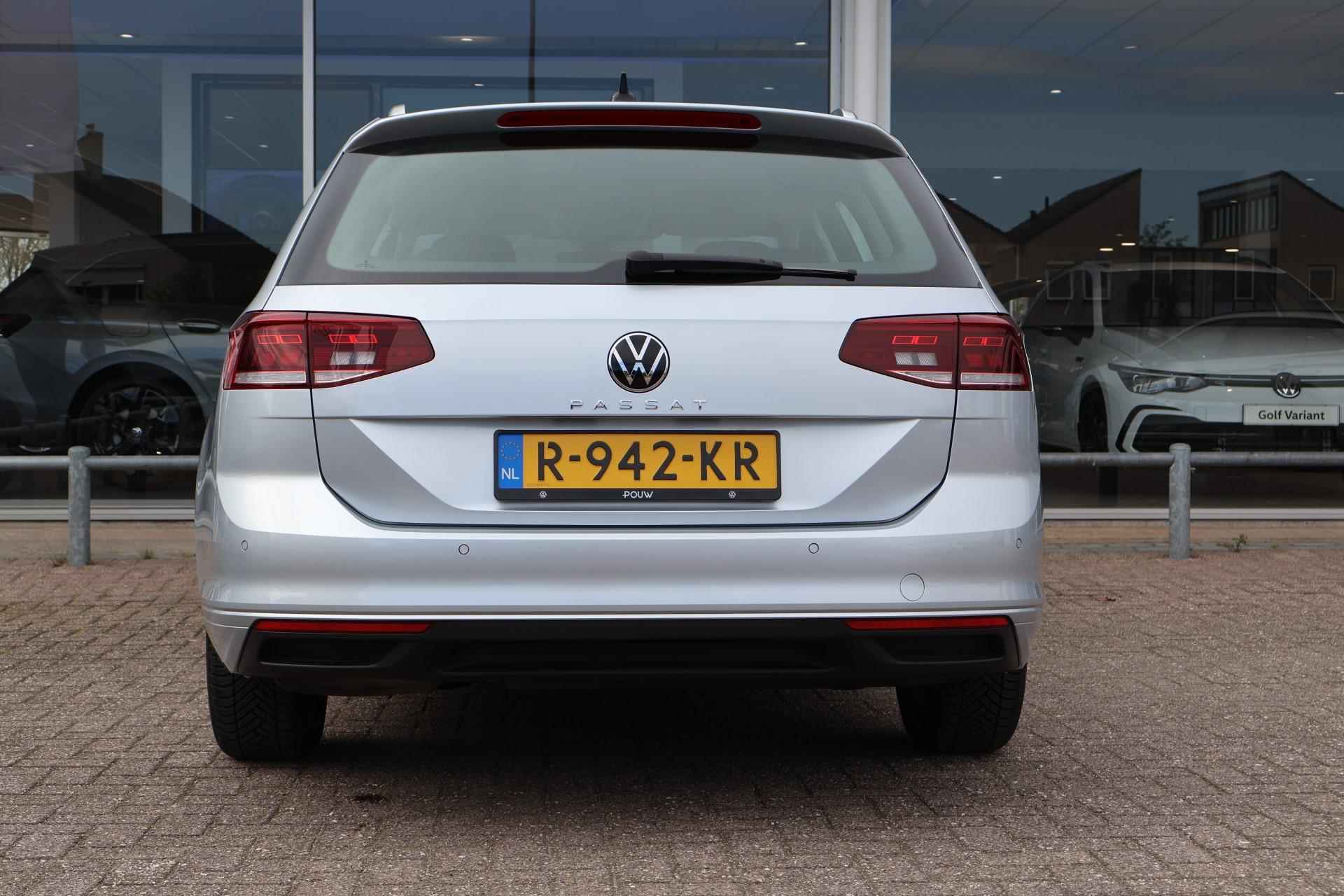 Volkswagen Passat Variant 1.5 TSI 150pk DSG Business | Navigatie | Camera | Parkeersensoren - 11/43