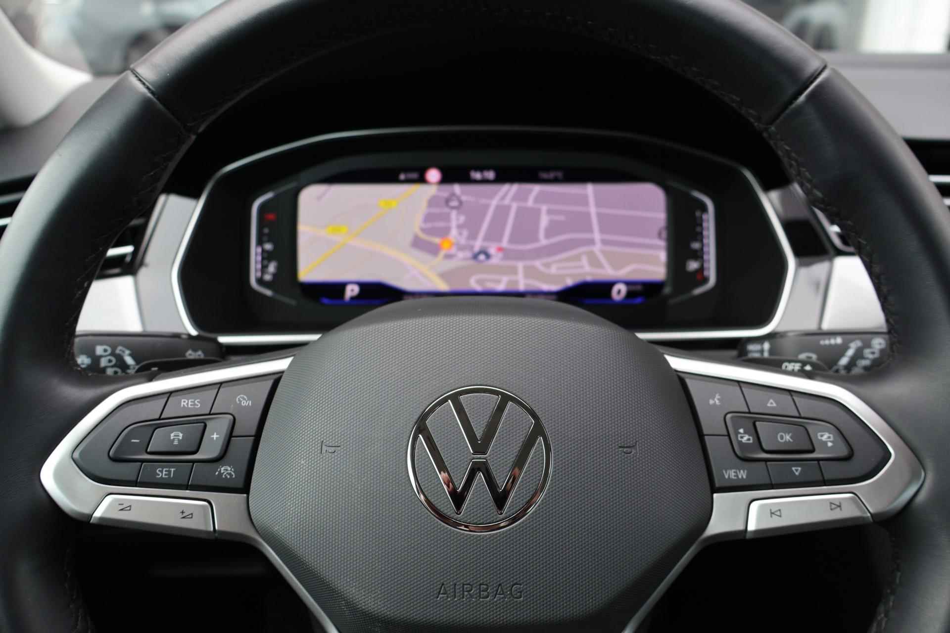 Volkswagen Passat Variant 1.5 TSI 150pk DSG Business | Navigatie | Camera | Parkeersensoren - 37/43