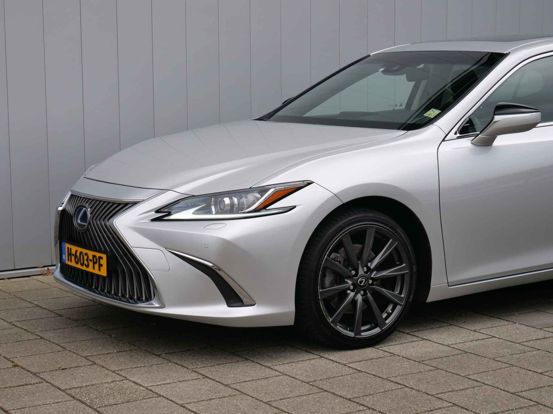 Lexus ES 300h Business Line 218 Pk Automaat Navi / DAB / Schuifdak / Leer / Camera - 6/46