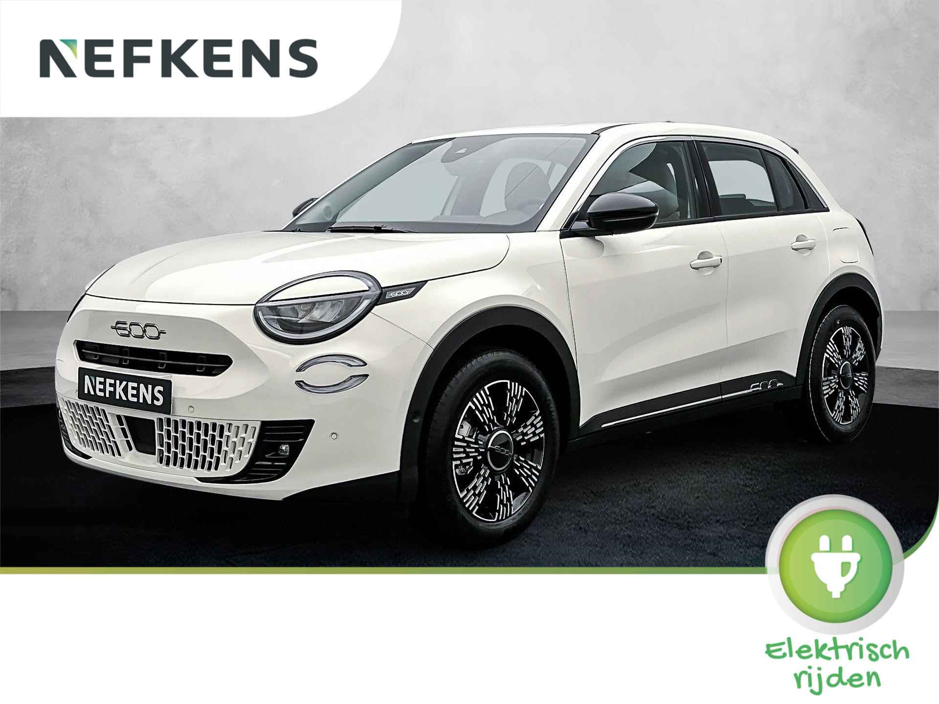 Fiat 600e EV Urban 54 kWh | Navigatie via Apple Carplay/Android Auto | Achteruitrijcamera | Parkeersensoren Voor en Achter | Keyless Entry/Start | LED Koplampen | Dodehoek Detectie | Climate Control | Cruise Control | 17" Lichtmetalen Velgen |