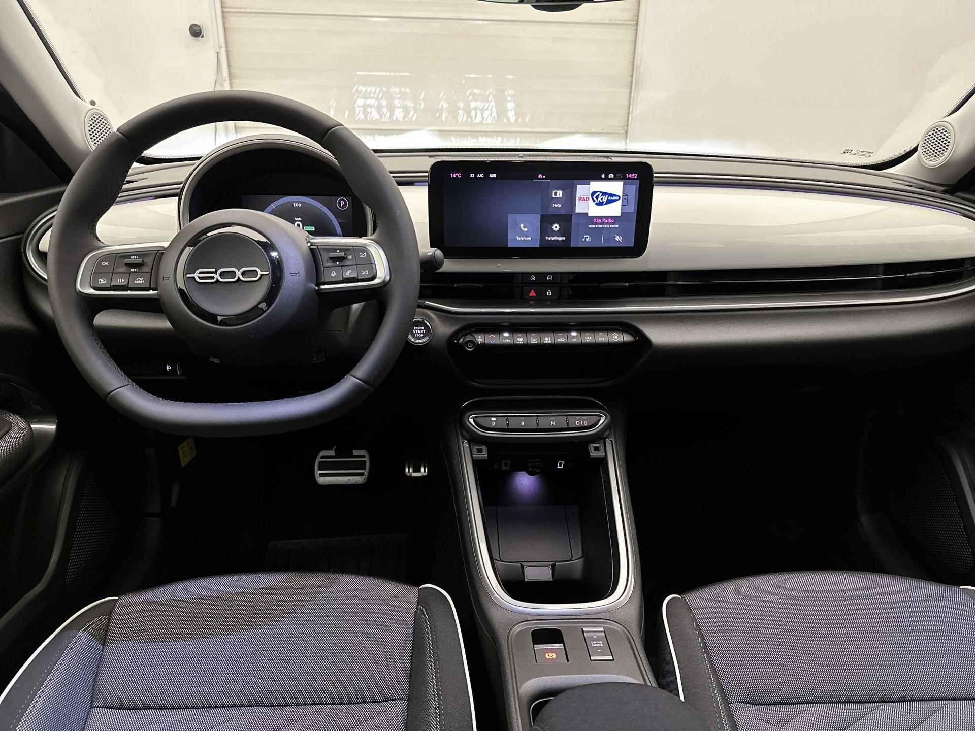 Fiat 600e EV Urban 54 kWh | Navigatie via Apple Carplay/Android Auto | Achteruitrijcamera | Parkeersensoren Voor en Achter | Keyless Entry/Start | LED Koplampen | Dodehoek Detectie | Climate Control | Cruise Control | 17" Lichtmetalen Velgen | - 11/34