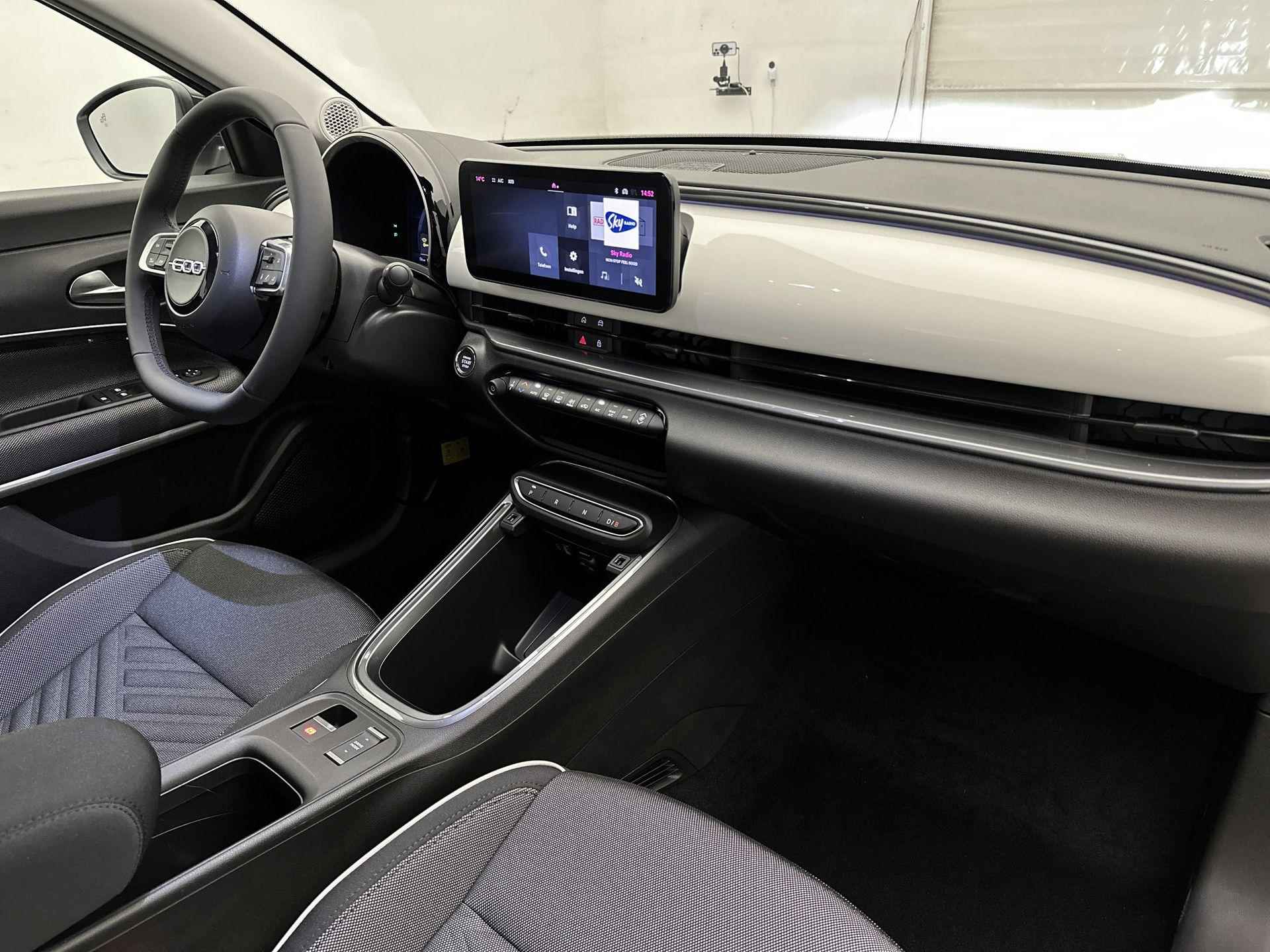 Fiat 600e EV Urban 54 kWh | Navigatie via Apple Carplay/Android Auto | Achteruitrijcamera | Parkeersensoren Voor en Achter | Keyless Entry/Start | LED Koplampen | Dodehoek Detectie | Climate Control | Cruise Control | 17" Lichtmetalen Velgen | - 13/34