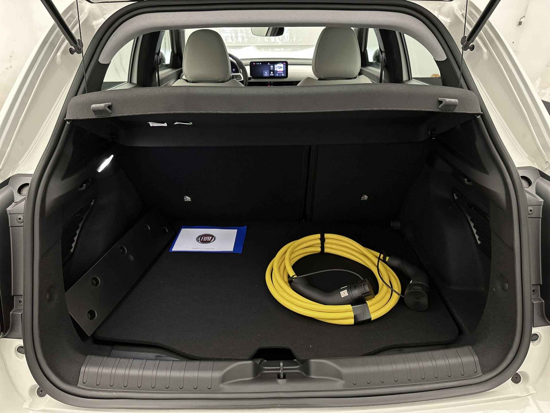 Fiat 600e EV Urban 54 kWh | Navigatie via Apple Carplay/Android Auto | Achteruitrijcamera | Parkeersensoren Voor en Achter | Keyless Entry/Start | LED Koplampen | Dodehoek Detectie | Climate Control | Cruise Control | 17" Lichtmetalen Velgen | - 15/34