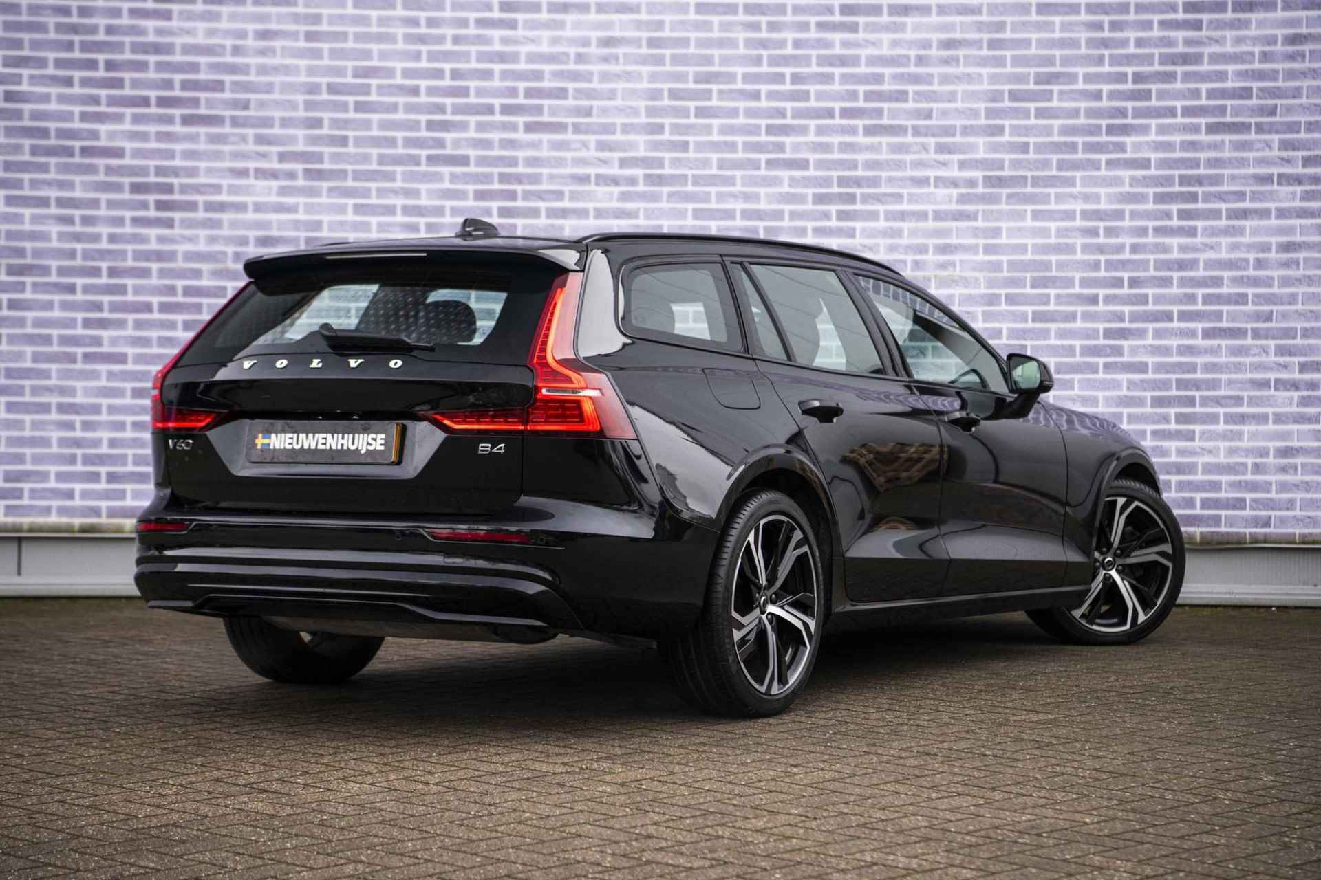 Volvo V60 2.0 B4 Plus Dark | Panorama dak | Adaptieve cruise control | Elektrisch verstelbare voorstoelen | Stoel/stuur verwarming | 19" Velgen | - 4/39