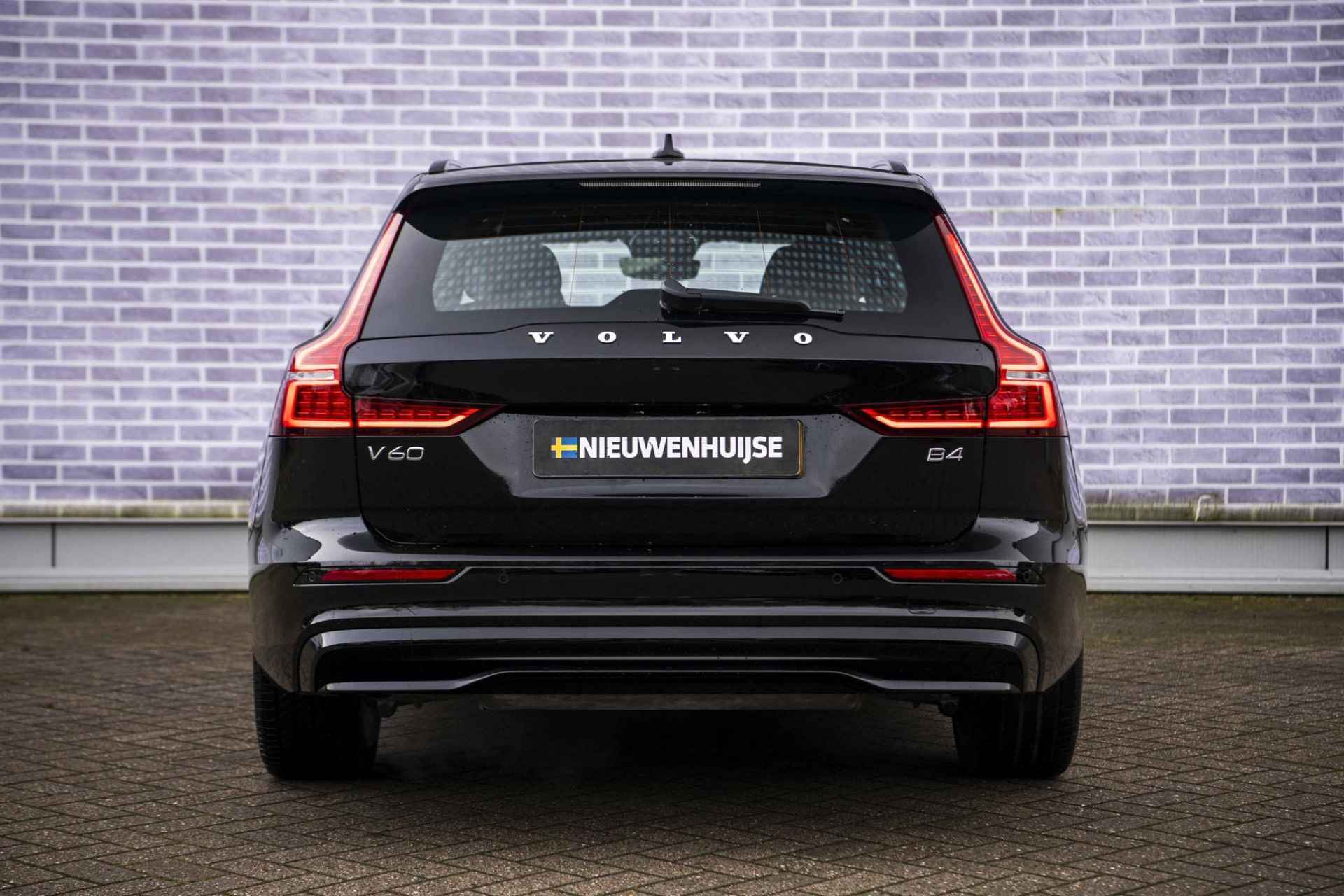 Volvo V60 2.0 B4 Plus Dark | Panorama dak | Adaptieve cruise control | Elektrisch verstelbare voorstoelen | Stoel/stuur verwarming | 19" Velgen | - 11/39