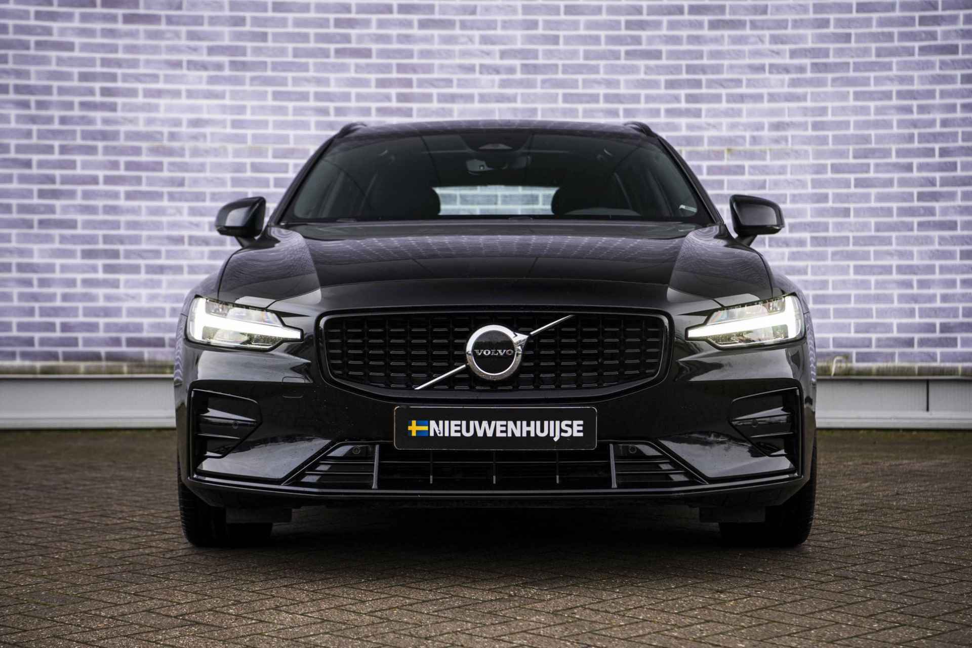 Volvo V60 2.0 B4 Plus Dark | Panorama dak | Adaptieve cruise control | Elektrisch verstelbare voorstoelen | Stoel/stuur verwarming | 19" Velgen | - 12/39