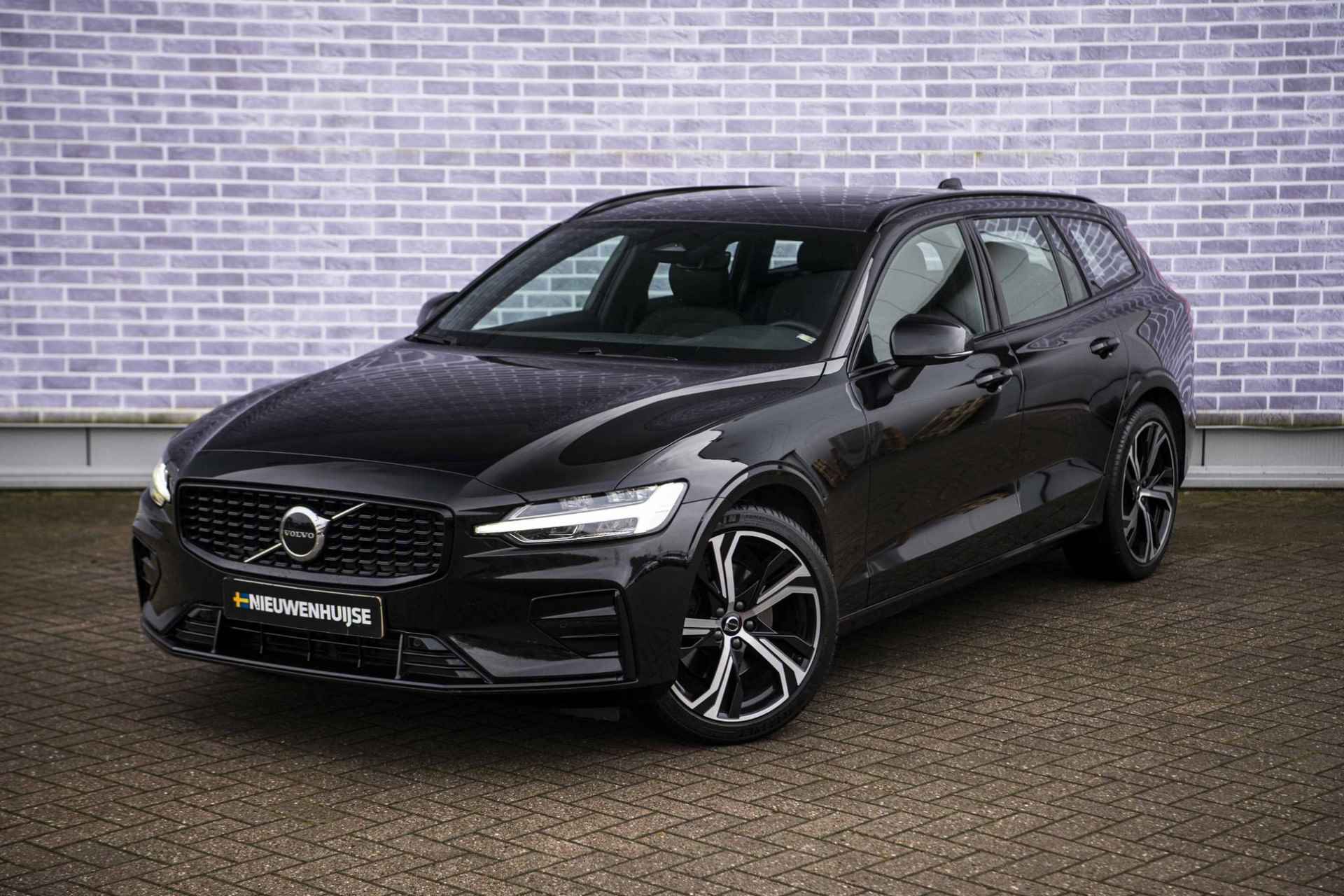 Volvo V60 2.0 B4 Plus Dark | Panorama dak | Adaptieve cruise control | Elektrisch verstelbare voorstoelen | Stoel/stuur verwarming | 19" Velgen | - 17/39