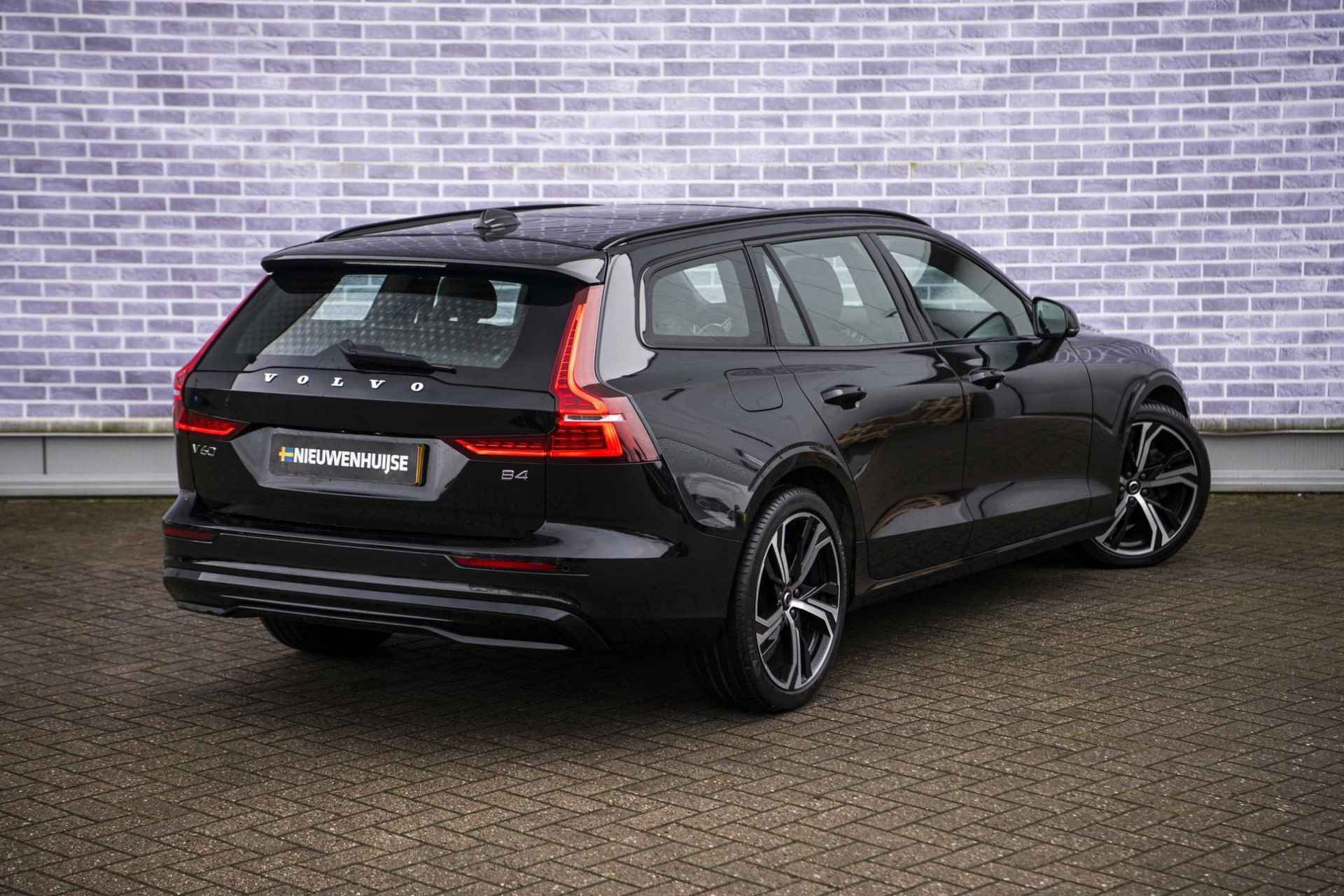 Volvo V60 2.0 B4 Plus Dark | Panorama dak | Adaptieve cruise control | Elektrisch verstelbare voorstoelen | Stoel/stuur verwarming | 19" Velgen | - 18/39