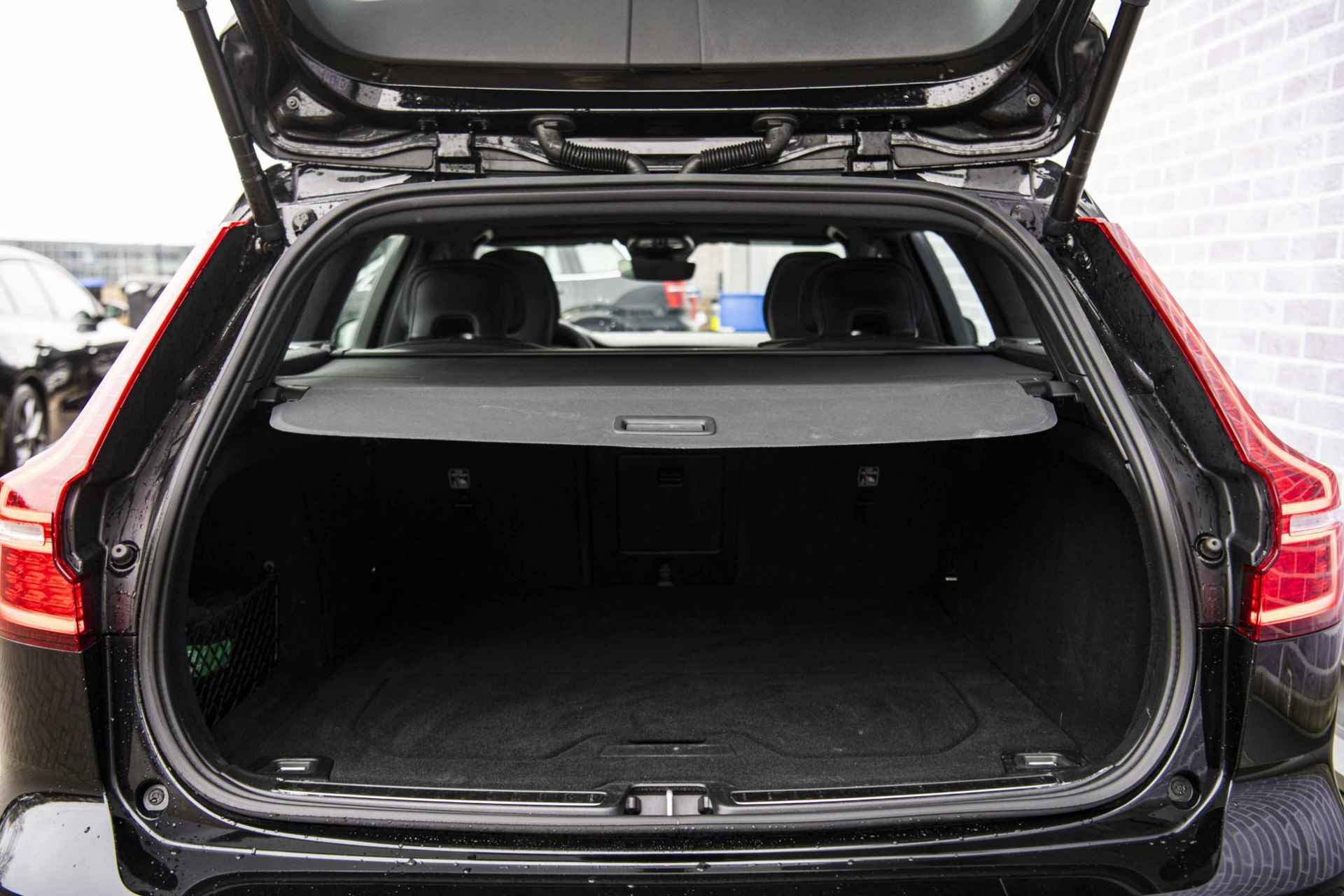 Volvo V60 2.0 B4 Plus Dark | Panorama dak | Adaptieve cruise control | Elektrisch verstelbare voorstoelen | Stoel/stuur verwarming | 19" Velgen | - 36/39