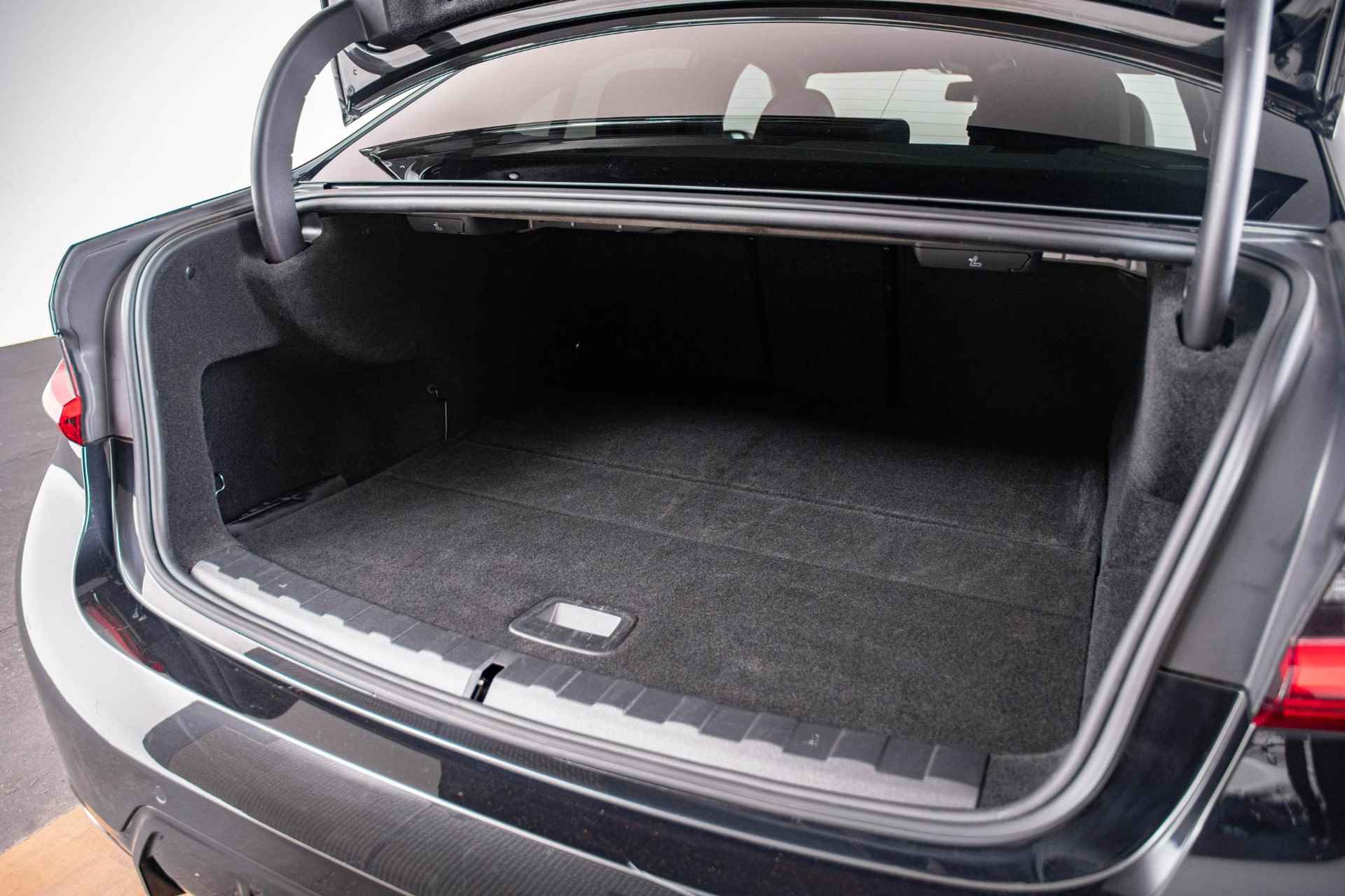 BMW 3-serie 330e M Sport - Schuif/Kanteldak - Elektrisch verstelbare/verwarmde Stoelen - Geluiddempende/Getinte Ruiten - Comfort Access - Elektrische Achterklep - Parking/Driving Assistant - Cruise Control - Harman Kardon - - 12/61