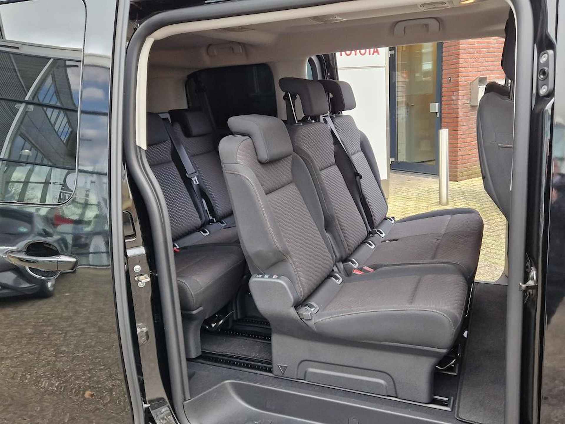 Toyota ProAce Verso SHUTTLE 75KWH 8-PERSOONS Electric 8-PERSOONS APPLE/ANDROID NAVI STOELVERW. 2x SCHUIFDEUR LMV17" P-SENSOREN INCL. BTW - 9/25