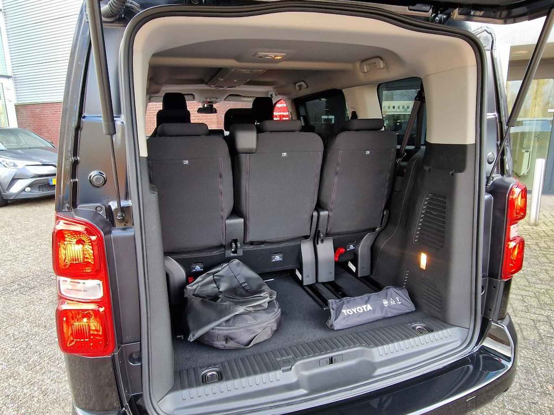 Toyota ProAce Verso SHUTTLE 75KWH 8-PERSOONS Electric 8-PERSOONS APPLE/ANDROID NAVI STOELVERW. 2x SCHUIFDEUR LMV17" P-SENSOREN INCL. BTW - 11/25